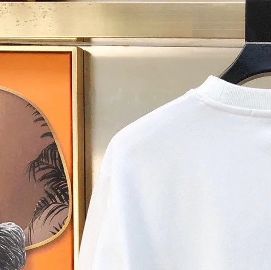 🅿️220 brand [CHANEL Chanel] (good news for fat people) 2025ss autumn latest long-sleeved round-neck sweatshirt, on sale simultaneously on the official website. Refreshing and breathable. Made of top Tencel Roman. Comfortable and soft. 3D three-dimensional clarity. Super fashion sense. Great gift for personal use. Size: M-5XL (can wear up to 220 pounds)