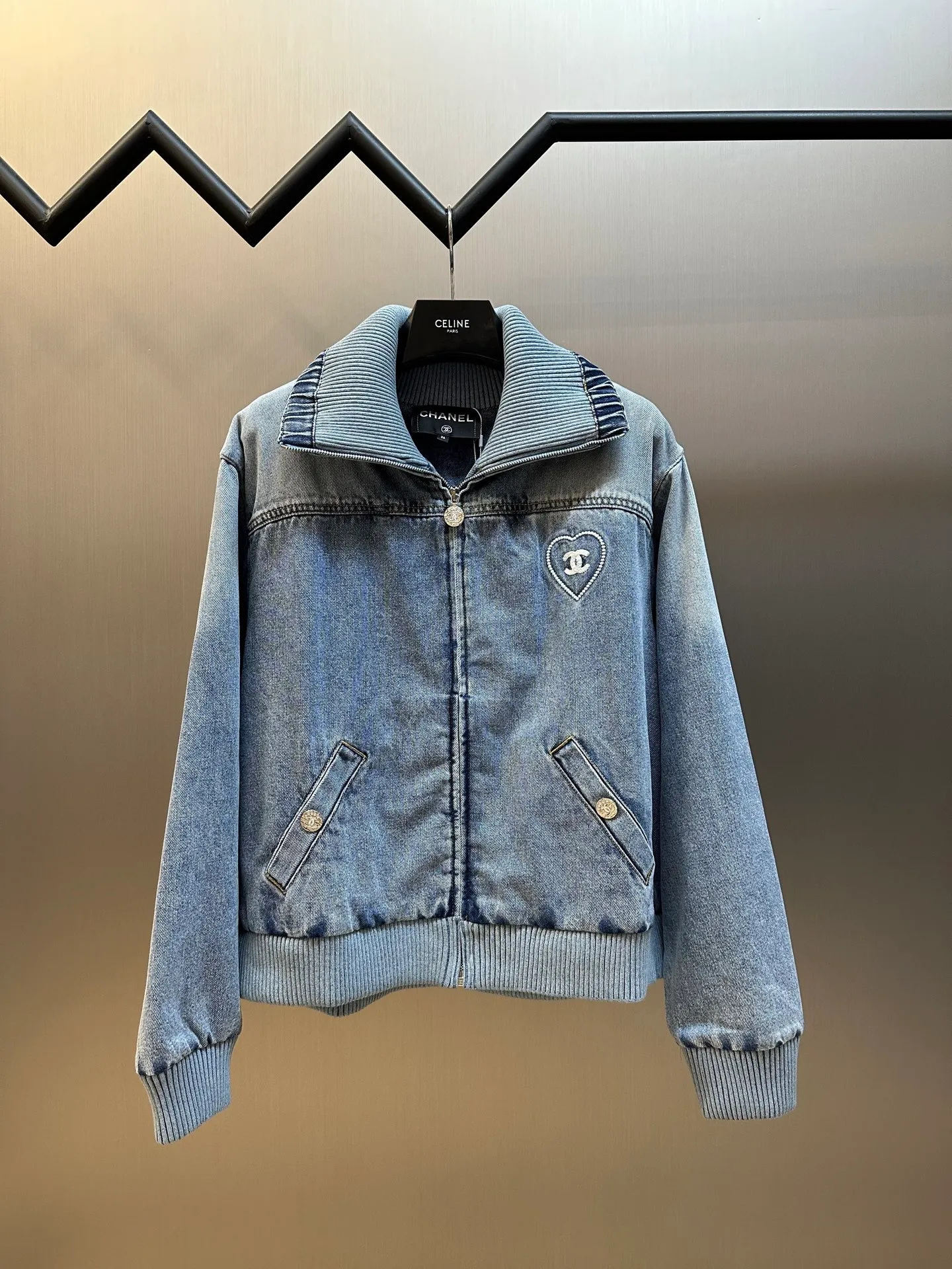 🅿️900 Chanel coco beach series logo embroidered lapel denim jacket. Imported denim cotton material, tall and stylish upper body, exquisite love logo embroidery, coco letters embroidered letters on the back, refreshing and fashionable, every detail shows the quality and style, the lapel design makes the body more slender, and there is no sense of restraint when worn size: 36.38.40