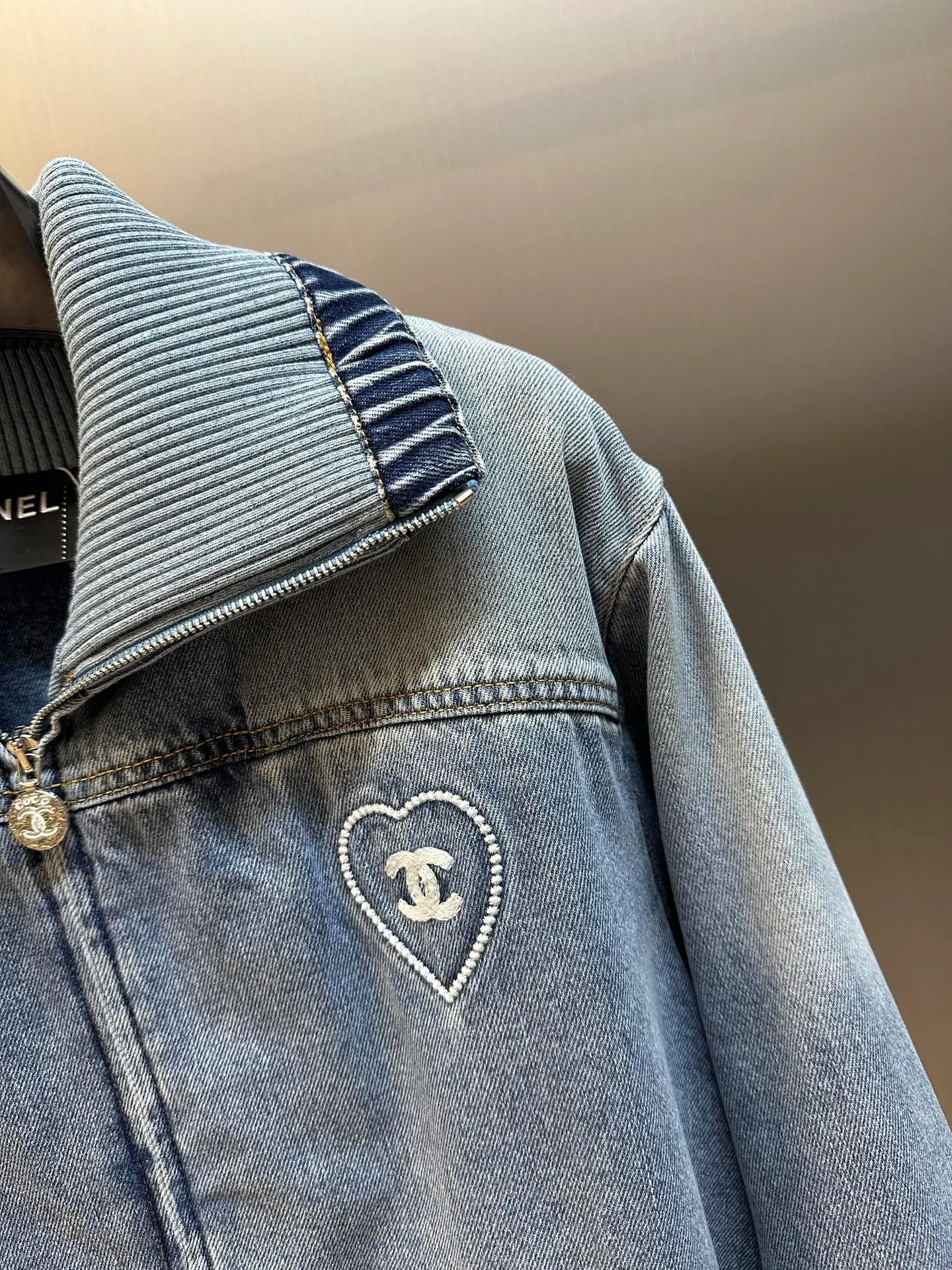 🅿️900 Chanel coco beach series logo embroidered lapel denim jacket. Imported denim cotton material, tall and stylish upper body, exquisite love logo embroidery, coco letters embroidered letters on the back, refreshing and fashionable, every detail shows the quality and style, the lapel design makes the body more slender, and there is no sense of restraint when worn size: 36.38.40