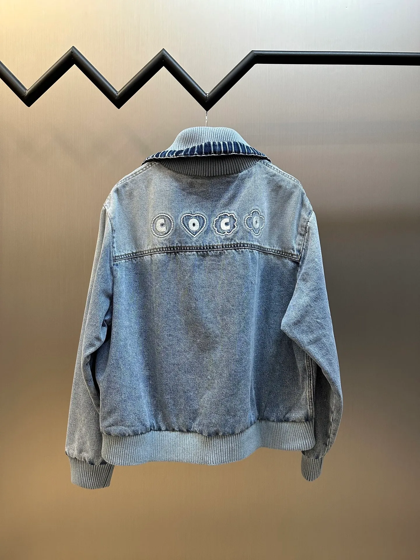 🅿️900 Chanel coco beach series logo embroidered lapel denim jacket. Imported denim cotton material, tall and stylish upper body, exquisite love logo embroidery, coco letters embroidered letters on the back, refreshing and fashionable, every detail shows the quality and style, the lapel design makes the body more slender, and there is no sense of restraint when worn size: 36.38.40