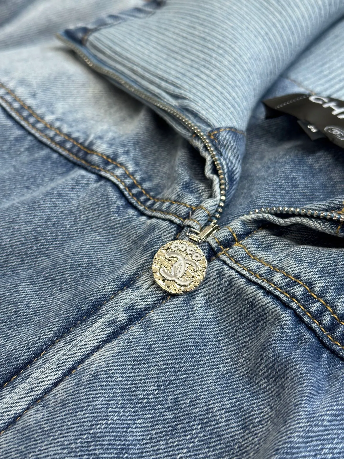 🅿️900 Chanel coco beach series logo embroidered lapel denim jacket. Imported denim cotton material, tall and stylish upper body, exquisite love logo embroidery, coco letters embroidered letters on the back, refreshing and fashionable, every detail shows the quality and style, the lapel design makes the body more slender, and there is no sense of restraint when worn size: 36.38.40