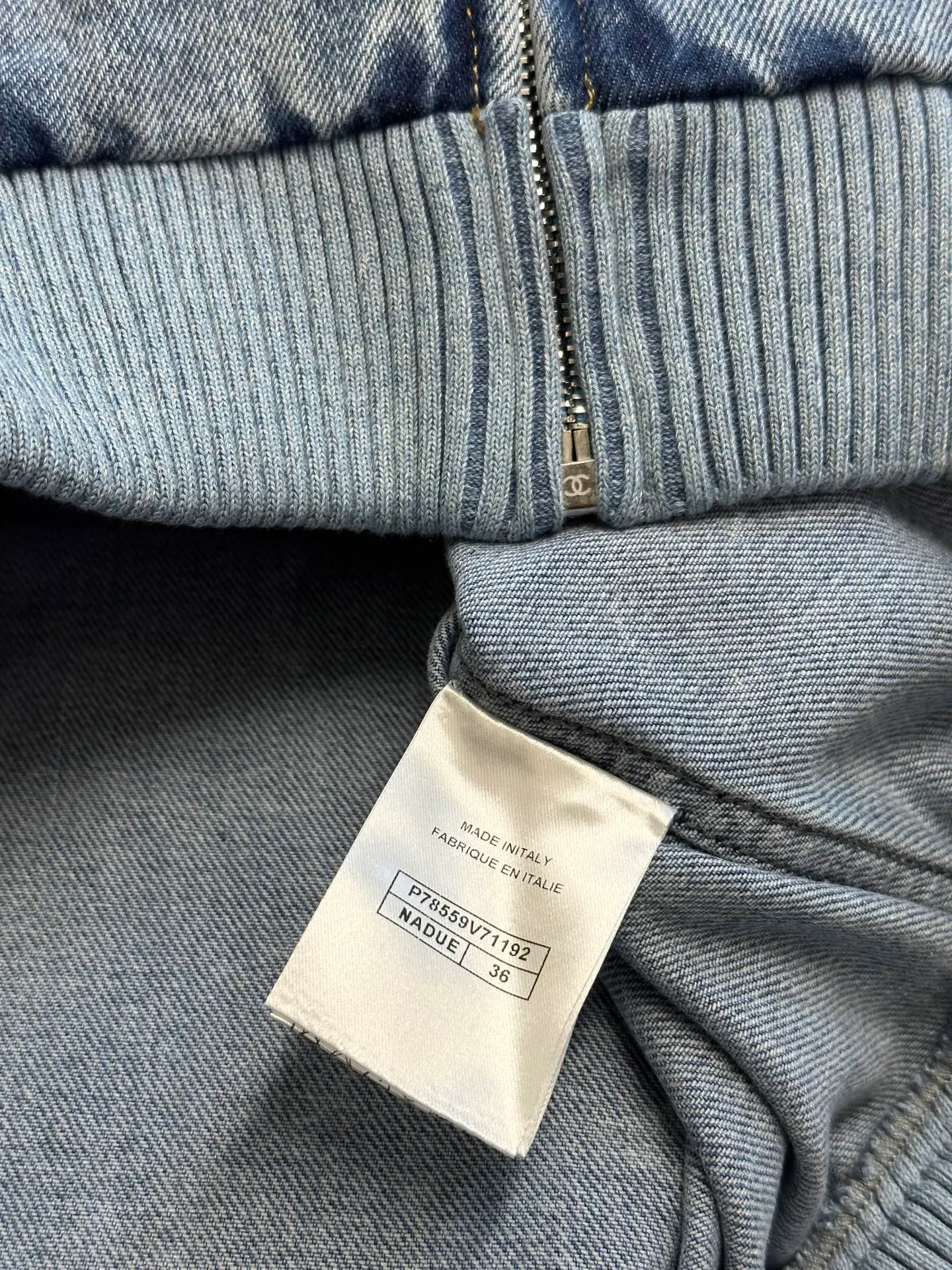 🅿️900 Chanel coco beach series logo embroidered lapel denim jacket. Imported denim cotton material, tall and stylish upper body, exquisite love logo embroidery, coco letters embroidered letters on the back, refreshing and fashionable, every detail shows the quality and style, the lapel design makes the body more slender, and there is no sense of restraint when worn size: 36.38.40