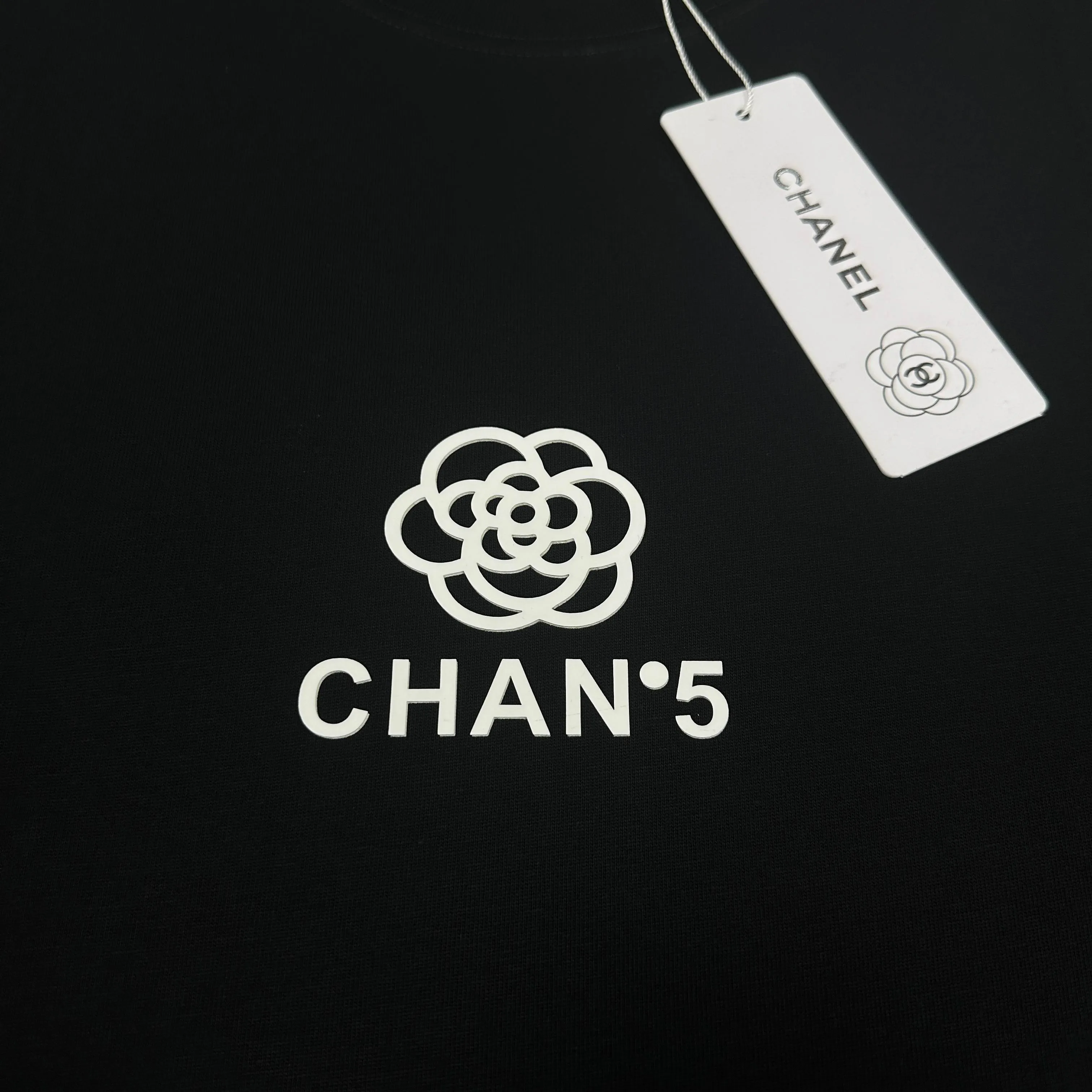🅿️180 CHANE*Chanel*No. 5 2025 spring and summer new style Classic letter totem Thick plate three-dimensional silicone technology Customized double yarn plain cotton fabric Short-sleeved T-shirt Unisex Color: Black White Size: S (90-130 catties) M (120-150 catties) L (140-165 catties) XL (160-180 catties) XXL (180-210 pounds)