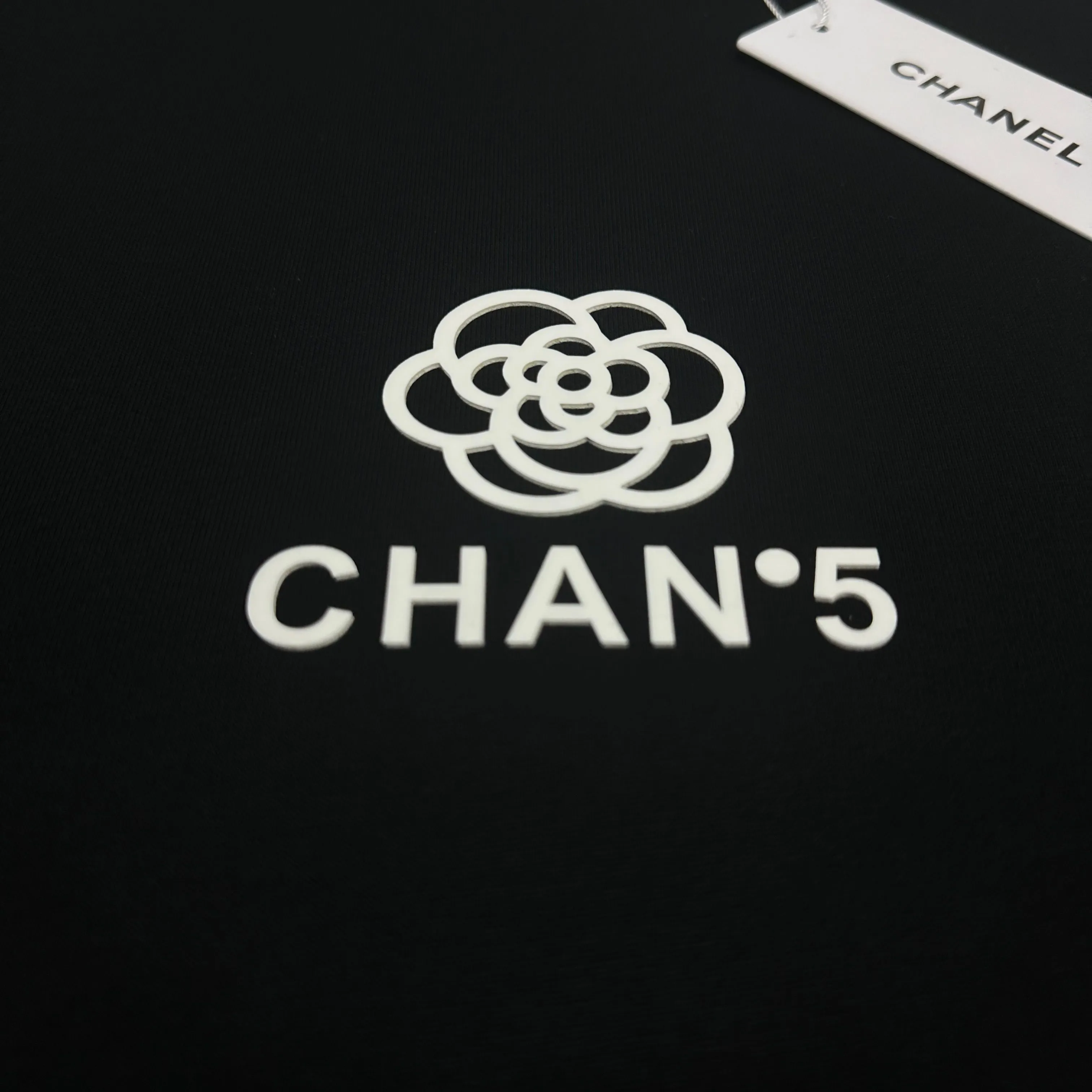 🅿️180 CHANE*Chanel*No. 5 2025 spring and summer new style Classic letter totem Thick plate three-dimensional silicone technology Customized double yarn plain cotton fabric Short-sleeved T-shirt Unisex Color: Black White Size: S (90-130 catties) M (120-150 catties) L (140-165 catties) XL (160-180 catties) XXL (180-210 pounds)