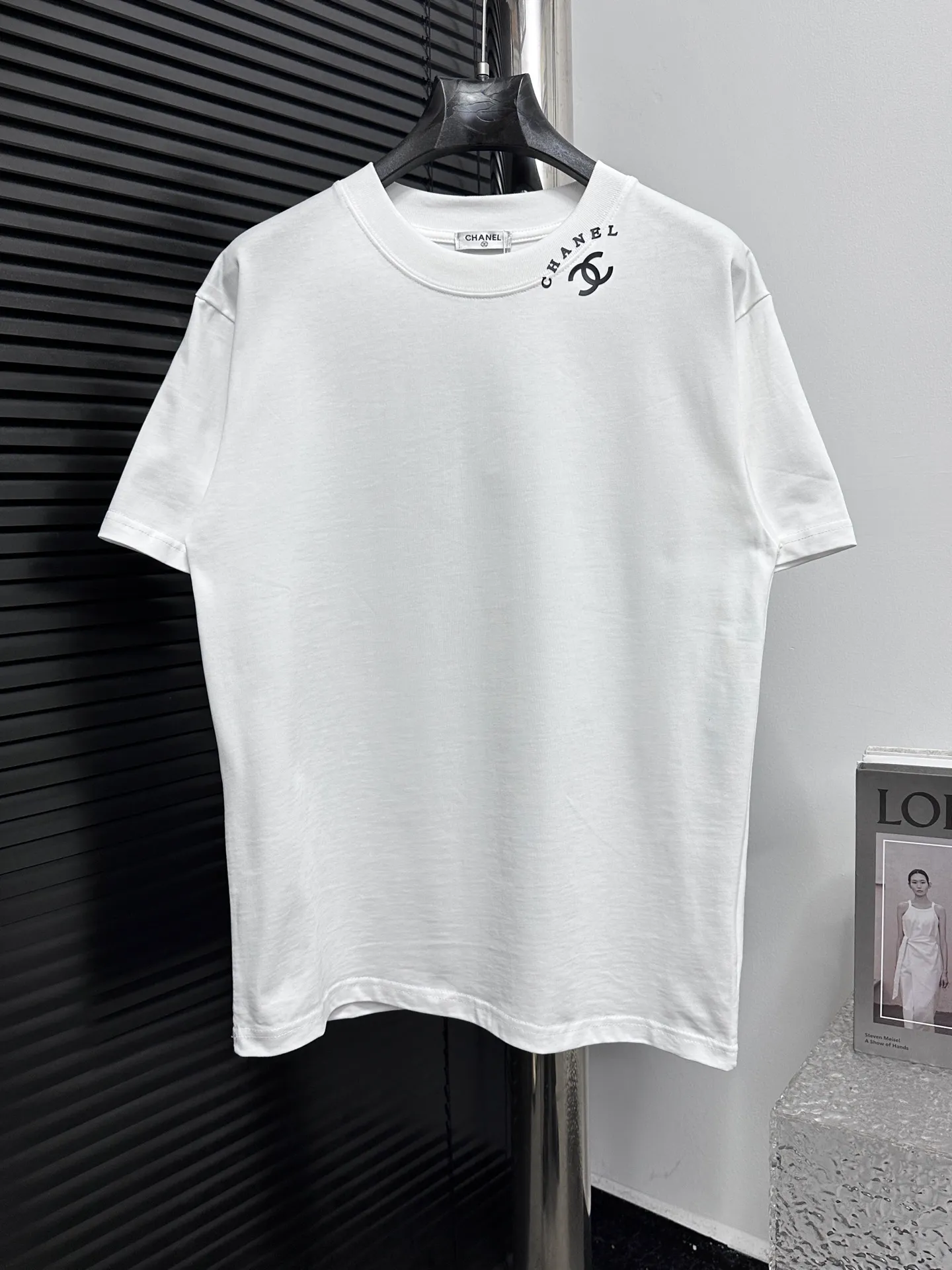 🅿️170 [CHanel] Chanel 25ss logo couple style short-sleeved T-shirt. The fabric is 260g double sand pure cotton. It feels very comfortable, fashionable and personalized. It is a super versatile and good-looking T-shirt. It is very suitable for both men and women. It is a must-have for everyone. Packaging, tag, collar label, washed wheat, complete👍 Color: black, white Size: XS-L
