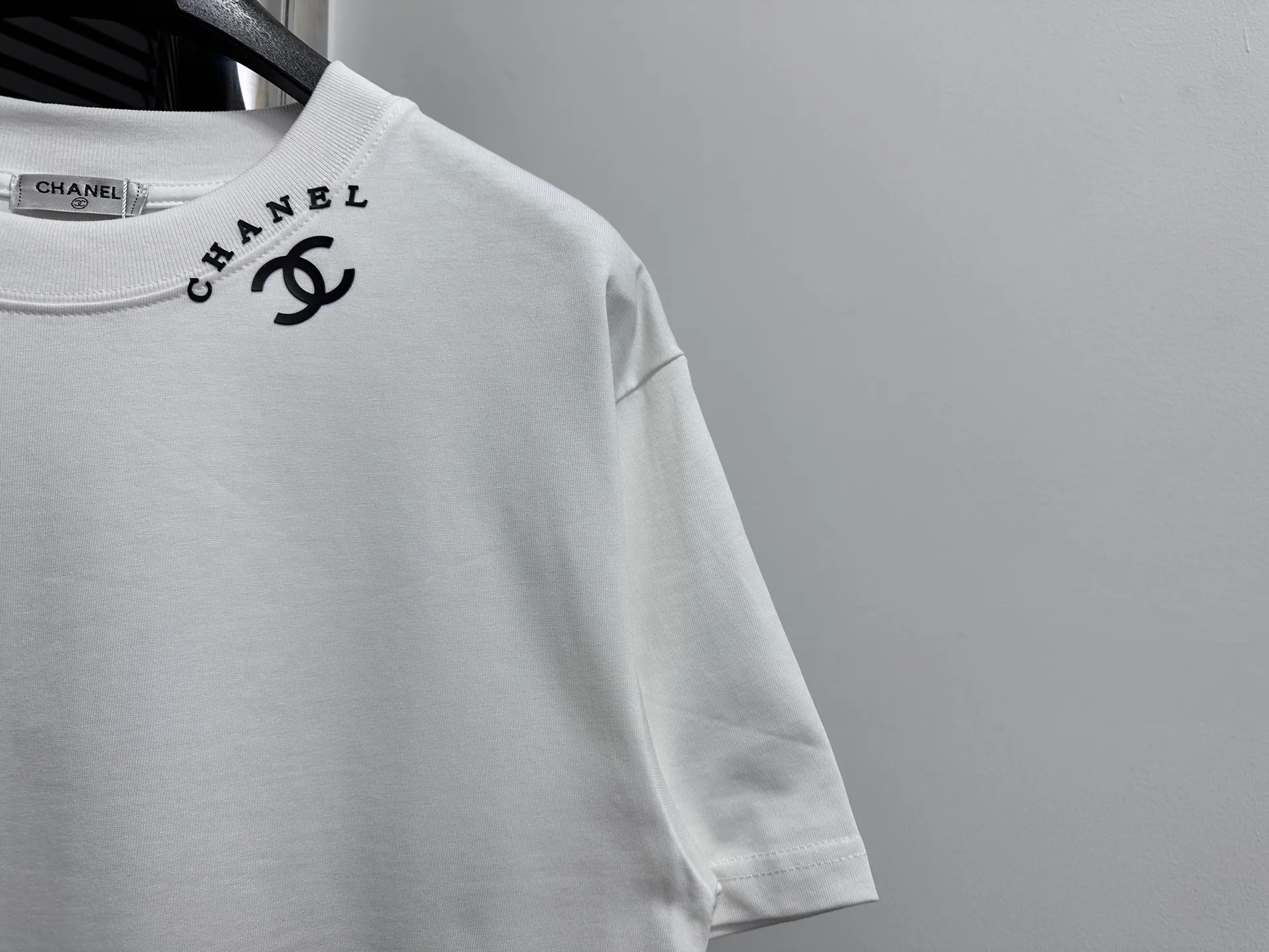 🅿️170 [CHanel] Chanel 25ss logo couple style short-sleeved T-shirt. The fabric is 260g double sand pure cotton. It feels very comfortable, fashionable and personalized. It is a super versatile and good-looking T-shirt. It is very suitable for both men and women. It is a must-have for everyone. Packaging, tag, collar label, washed wheat, complete👍 Color: black, white Size: XS-L