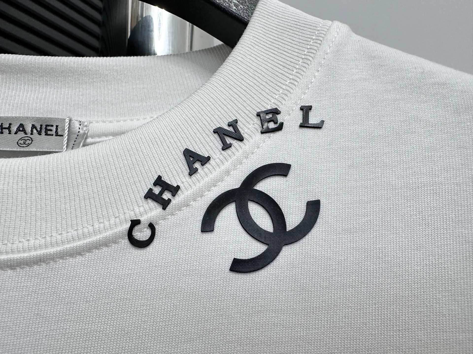 🅿️170 [CHanel] Chanel 25ss logo couple style short-sleeved T-shirt. The fabric is 260g double sand pure cotton. It feels very comfortable, fashionable and personalized. It is a super versatile and good-looking T-shirt. It is very suitable for both men and women. It is a must-have for everyone. Packaging, tag, collar label, washed wheat, complete👍 Color: black, white Size: XS-L