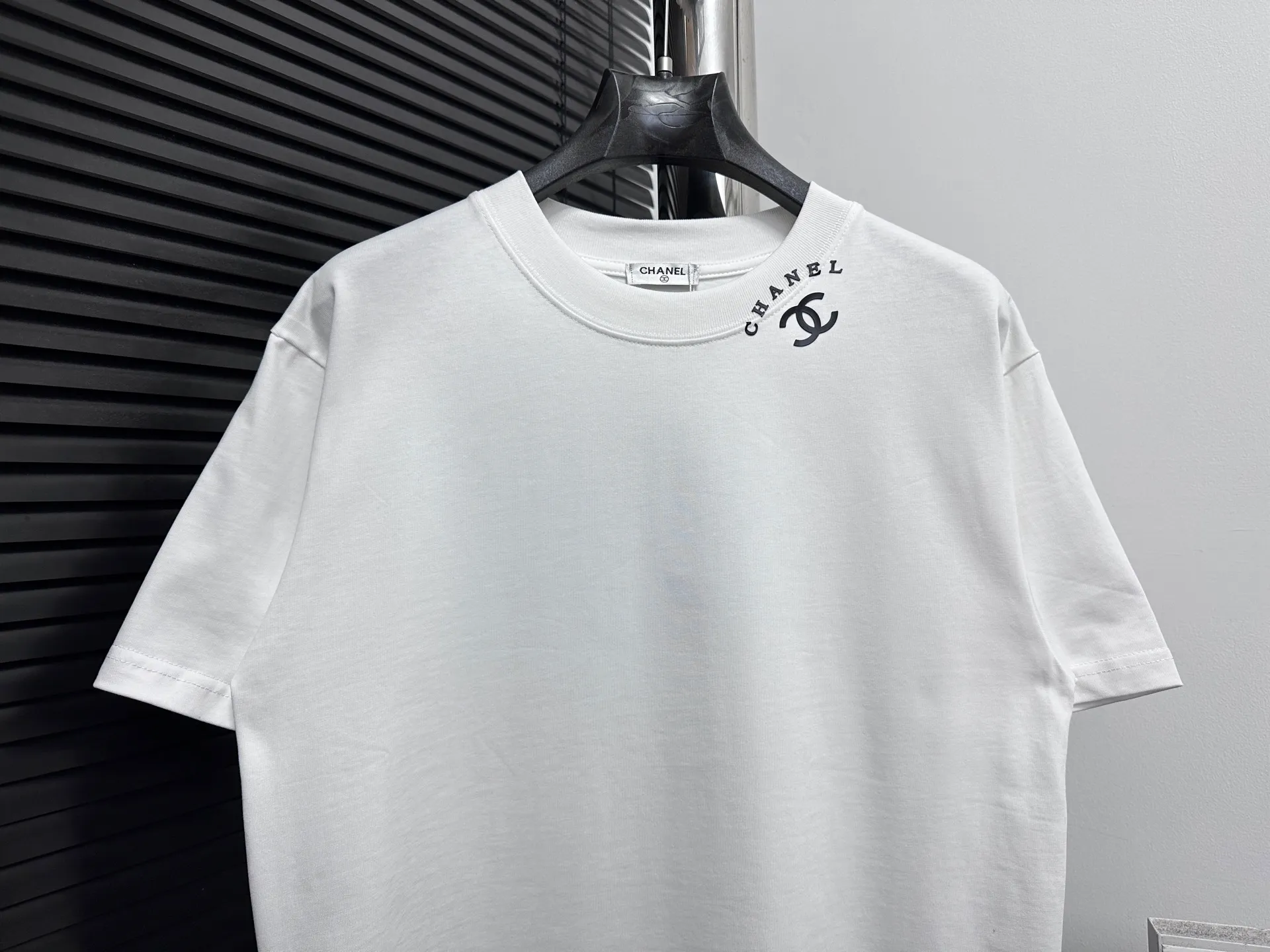 🅿️170 [CHanel] Chanel 25ss logo couple style short-sleeved T-shirt. The fabric is 260g double sand pure cotton. It feels very comfortable, fashionable and personalized. It is a super versatile and good-looking T-shirt. It is very suitable for both men and women. It is a must-have for everyone. Packaging, tag, collar label, washed wheat, complete👍 Color: black, white Size: XS-L