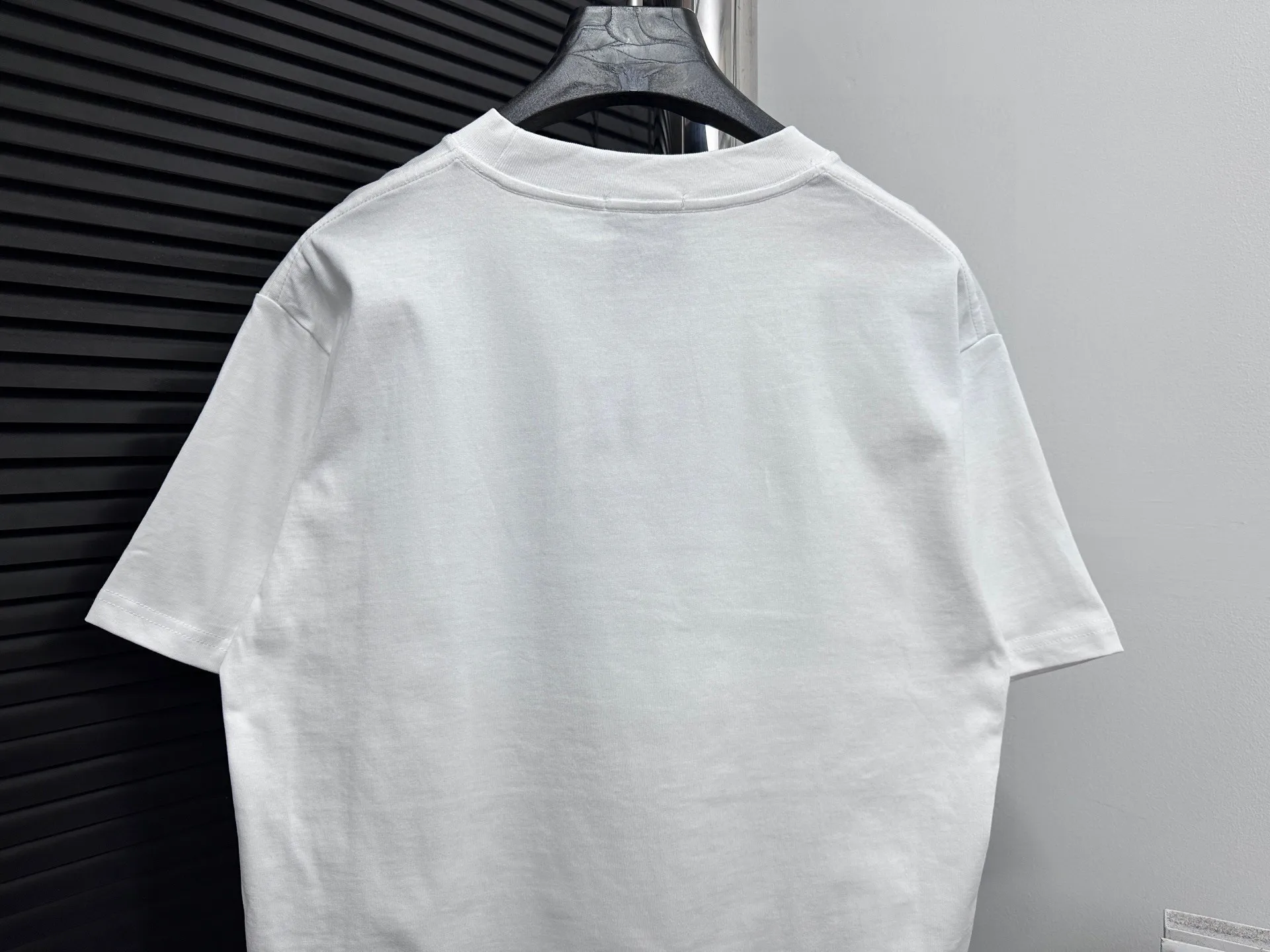 🅿️170 [CHanel] Chanel 25ss logo couple style short-sleeved T-shirt. The fabric is 260g double sand pure cotton. It feels very comfortable, fashionable and personalized. It is a super versatile and good-looking T-shirt. It is very suitable for both men and women. It is a must-have for everyone. Packaging, tag, collar label, washed wheat, complete👍 Color: black, white Size: XS-L