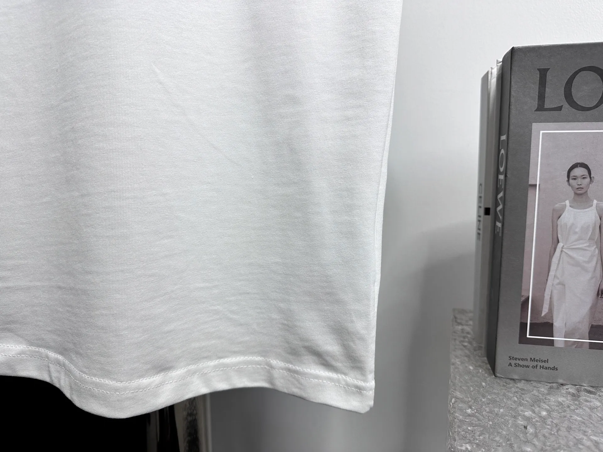 🅿️170 [CHanel] Chanel 25ss logo couple style short-sleeved T-shirt. The fabric is 260g double sand pure cotton. It feels very comfortable, fashionable and personalized. It is a super versatile and good-looking T-shirt. It is very suitable for both men and women. It is a must-have for everyone. Packaging, tag, collar label, washed wheat, complete👍 Color: black, white Size: XS-L