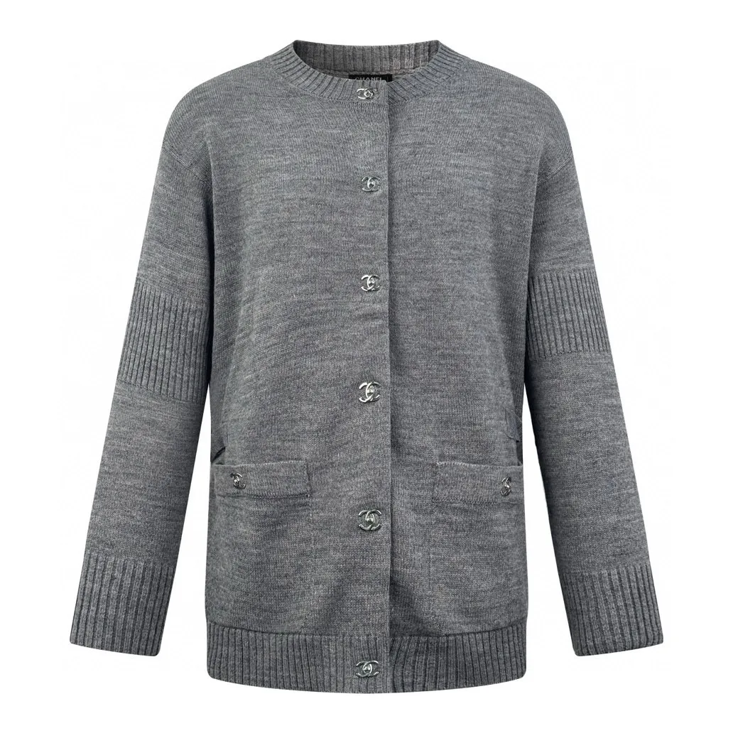 🅿️570 [Exclusive supply] Chanel school bag button knitted cardigan (grey) The fabric is made of customized cashmere brocade blend. It has a natural luster and is soft and skin-friendly. The gleaming iconic double C buckle decorates the entire frame to highlight the brand’s distinguished identity. The smooth tailoring lines outline the graceful figure of the wearer and perfectly interpret the essence of modern fashion. A fashionable treasure in the outfit, it uses three-dimensional seams. It uses a specific sewing method at the seams. Make the clothes appear more three-dimensional and fit the body. The workmanship is cumbersome and complicated, and manual sewing machines are used to start the stitches at the starting point of the buttons. Use high-quality needle threads and special sewing machines to sew at a constant speed along the preset path to maintain uniform strength. To ensure beautiful seams, the garments are washed with soft water and deodorized. Professional washing equipment and specific detergents are used to deeply clean and deodorize the clothes to improve the feel and appearance of the clothes. Size:40-42-44-46