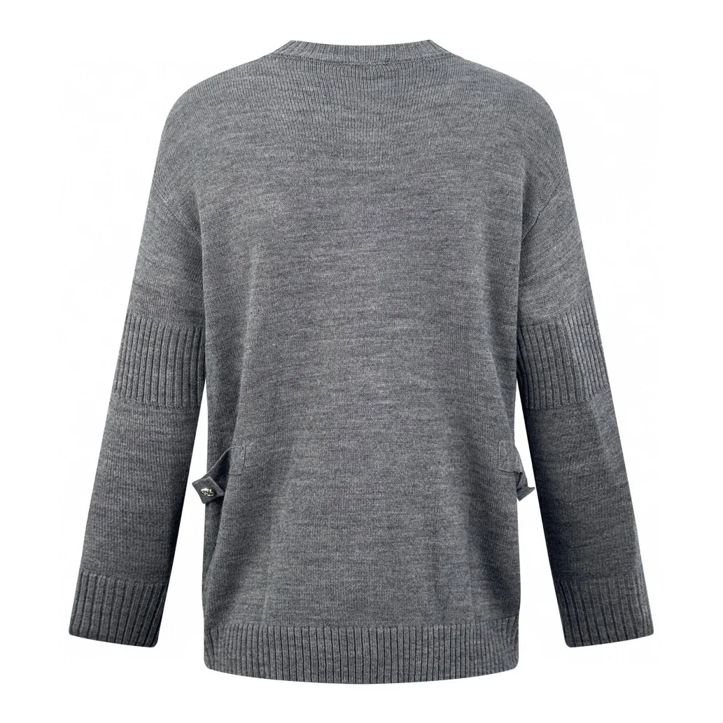 🅿️570 [Exclusive supply] Chanel school bag button knitted cardigan (grey) The fabric is made of customized cashmere brocade blend. It has a natural luster and is soft and skin-friendly. The gleaming iconic double C buckle decorates the entire frame to highlight the brand’s distinguished identity. The smooth tailoring lines outline the graceful figure of the wearer and perfectly interpret the essence of modern fashion. A fashionable treasure in the outfit, it uses three-dimensional seams. It uses a specific sewing method at the seams. Make the clothes appear more three-dimensional and fit the body. The workmanship is cumbersome and complicated, and manual sewing machines are used to start the stitches at the starting point of the buttons. Use high-quality needle threads and special sewing machines to sew at a constant speed along the preset path to maintain uniform strength. To ensure beautiful seams, the garments are washed with soft water and deodorized. Professional washing equipment and specific detergents are used to deeply clean and deodorize the clothes to improve the feel and appearance of the clothes. Size:40-42-44-46