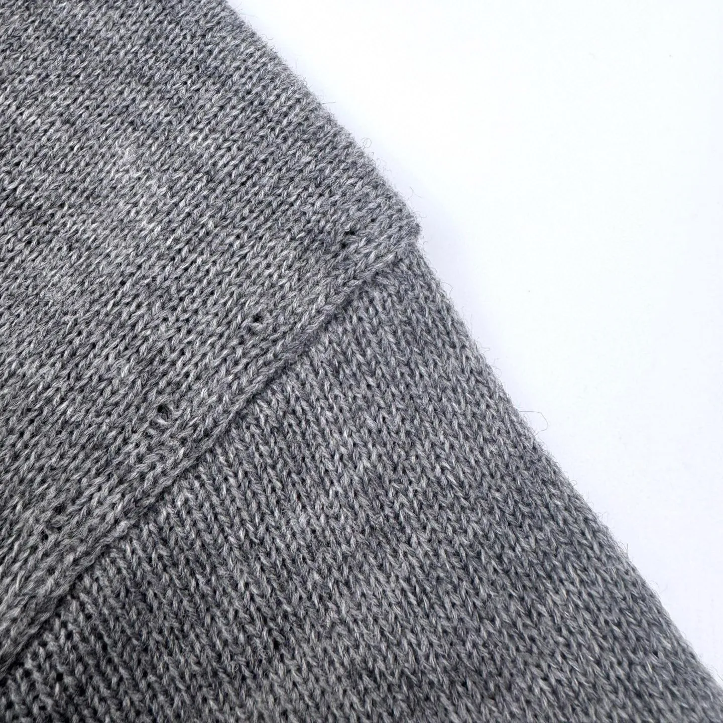🅿️570 [Exclusive supply] Chanel school bag button knitted cardigan (grey) The fabric is made of customized cashmere brocade blend. It has a natural luster and is soft and skin-friendly. The gleaming iconic double C buckle decorates the entire frame to highlight the brand’s distinguished identity. The smooth tailoring lines outline the graceful figure of the wearer and perfectly interpret the essence of modern fashion. A fashionable treasure in the outfit, it uses three-dimensional seams. It uses a specific sewing method at the seams. Make the clothes appear more three-dimensional and fit the body. The workmanship is cumbersome and complicated, and manual sewing machines are used to start the stitches at the starting point of the buttons. Use high-quality needle threads and special sewing machines to sew at a constant speed along the preset path to maintain uniform strength. To ensure beautiful seams, the garments are washed with soft water and deodorized. Professional washing equipment and specific detergents are used to deeply clean and deodorize the clothes to improve the feel and appearance of the clothes. Size:40-42-44-46