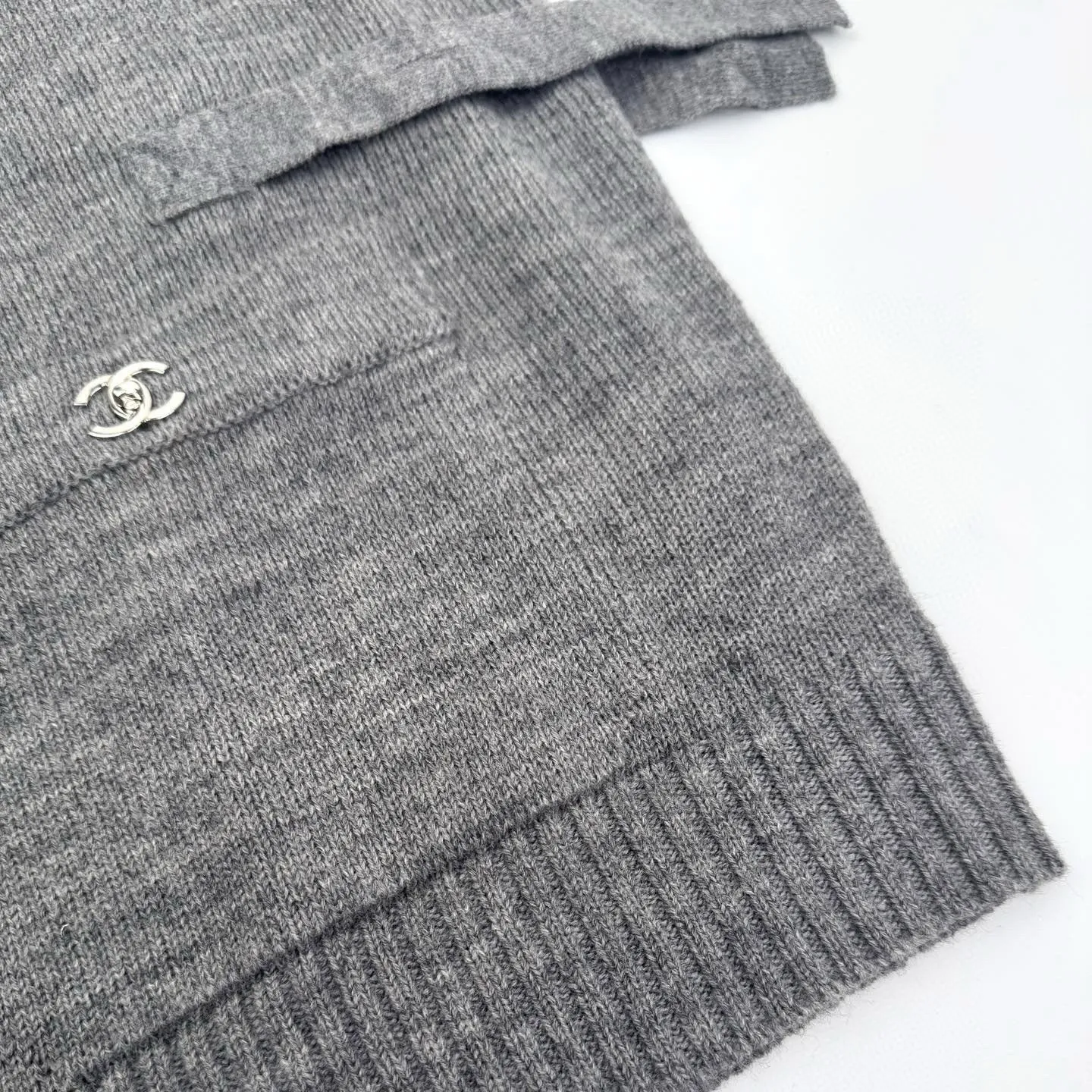 🅿️570 [Exclusive supply] Chanel school bag button knitted cardigan (grey) The fabric is made of customized cashmere brocade blend. It has a natural luster and is soft and skin-friendly. The gleaming iconic double C buckle decorates the entire frame to highlight the brand’s distinguished identity. The smooth tailoring lines outline the graceful figure of the wearer and perfectly interpret the essence of modern fashion. A fashionable treasure in the outfit, it uses three-dimensional seams. It uses a specific sewing method at the seams. Make the clothes appear more three-dimensional and fit the body. The workmanship is cumbersome and complicated, and manual sewing machines are used to start the stitches at the starting point of the buttons. Use high-quality needle threads and special sewing machines to sew at a constant speed along the preset path to maintain uniform strength. To ensure beautiful seams, the garments are washed with soft water and deodorized. Professional washing equipment and specific detergents are used to deeply clean and deodorize the clothes to improve the feel and appearance of the clothes. Size:40-42-44-46