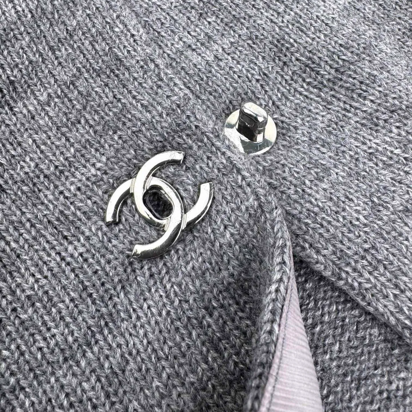 🅿️570 [Exclusive supply] Chanel school bag button knitted cardigan (grey) The fabric is made of customized cashmere brocade blend. It has a natural luster and is soft and skin-friendly. The gleaming iconic double C buckle decorates the entire frame to highlight the brand’s distinguished identity. The smooth tailoring lines outline the graceful figure of the wearer and perfectly interpret the essence of modern fashion. A fashionable treasure in the outfit, it uses three-dimensional seams. It uses a specific sewing method at the seams. Make the clothes appear more three-dimensional and fit the body. The workmanship is cumbersome and complicated, and manual sewing machines are used to start the stitches at the starting point of the buttons. Use high-quality needle threads and special sewing machines to sew at a constant speed along the preset path to maintain uniform strength. To ensure beautiful seams, the garments are washed with soft water and deodorized. Professional washing equipment and specific detergents are used to deeply clean and deodorize the clothes to improve the feel and appearance of the clothes. Size:40-42-44-46