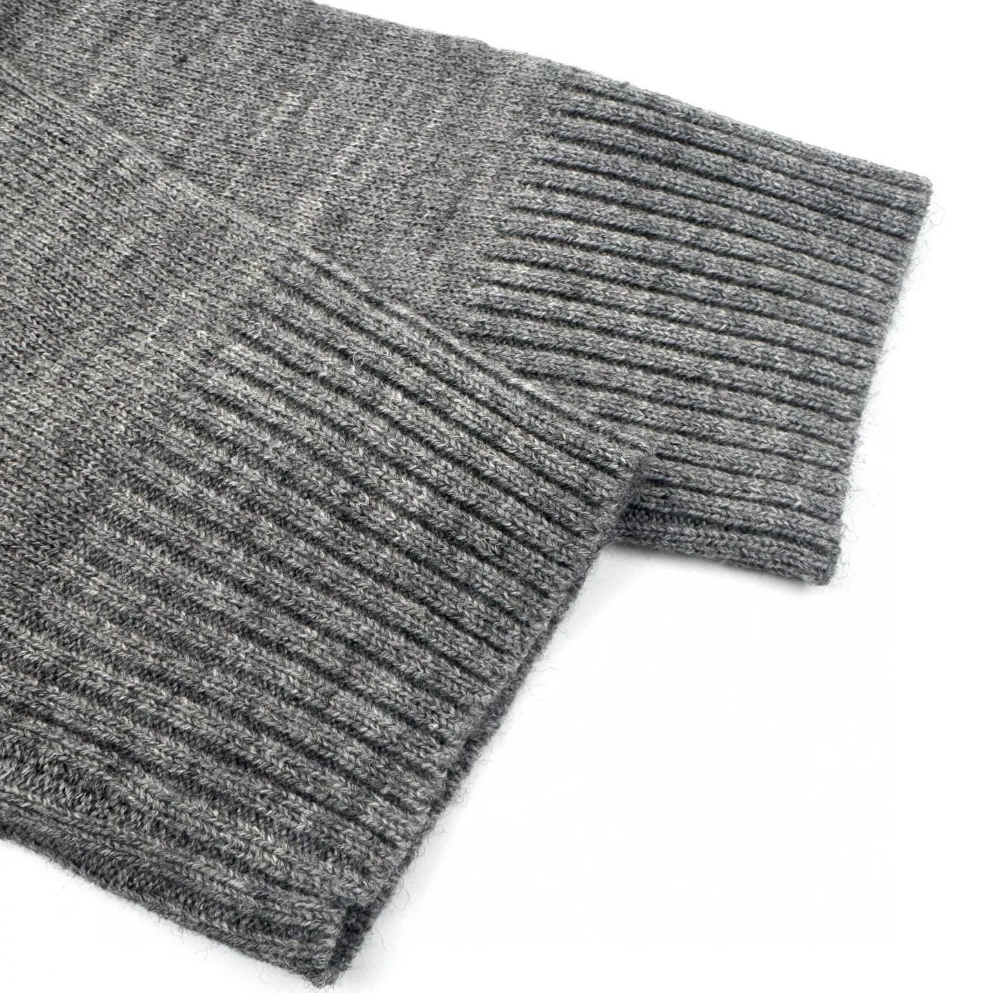 🅿️570 [Exclusive supply] Chanel school bag button knitted cardigan (grey) The fabric is made of customized cashmere brocade blend. It has a natural luster and is soft and skin-friendly. The gleaming iconic double C buckle decorates the entire frame to highlight the brand’s distinguished identity. The smooth tailoring lines outline the graceful figure of the wearer and perfectly interpret the essence of modern fashion. A fashionable treasure in the outfit, it uses three-dimensional seams. It uses a specific sewing method at the seams. Make the clothes appear more three-dimensional and fit the body. The workmanship is cumbersome and complicated, and manual sewing machines are used to start the stitches at the starting point of the buttons. Use high-quality needle threads and special sewing machines to sew at a constant speed along the preset path to maintain uniform strength. To ensure beautiful seams, the garments are washed with soft water and deodorized. Professional washing equipment and specific detergents are used to deeply clean and deodorize the clothes to improve the feel and appearance of the clothes. Size:40-42-44-46