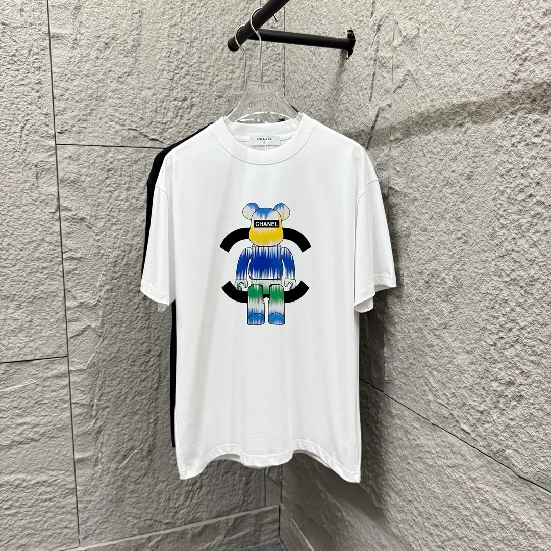 🅿️180 CHANE*Chanel*er 2025 spring and summer new style Classic co-branded doll print Customized double yarn plain cotton fabric Short-sleeved T-shirt Unisex Color: Black White Size: S (90-130 catties) M (120-150 catties) L (140-165 catties) XL (160-180 catties) XXL (180-210 pounds)