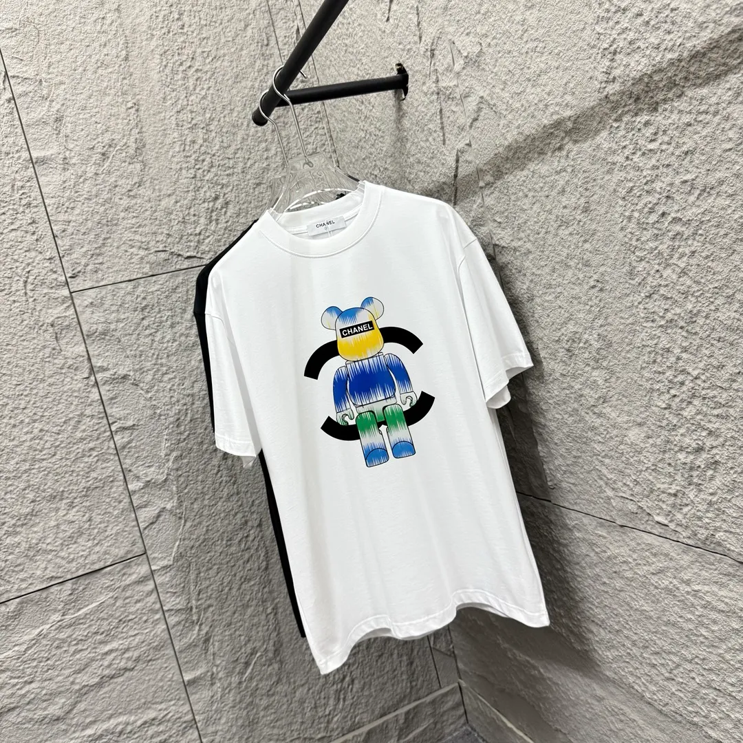 🅿️180 CHANE*Chanel*er 2025 spring and summer new style Classic co-branded doll print Customized double yarn plain cotton fabric Short-sleeved T-shirt Unisex Color: Black White Size: S (90-130 catties) M (120-150 catties) L (140-165 catties) XL (160-180 catties) XXL (180-210 pounds)