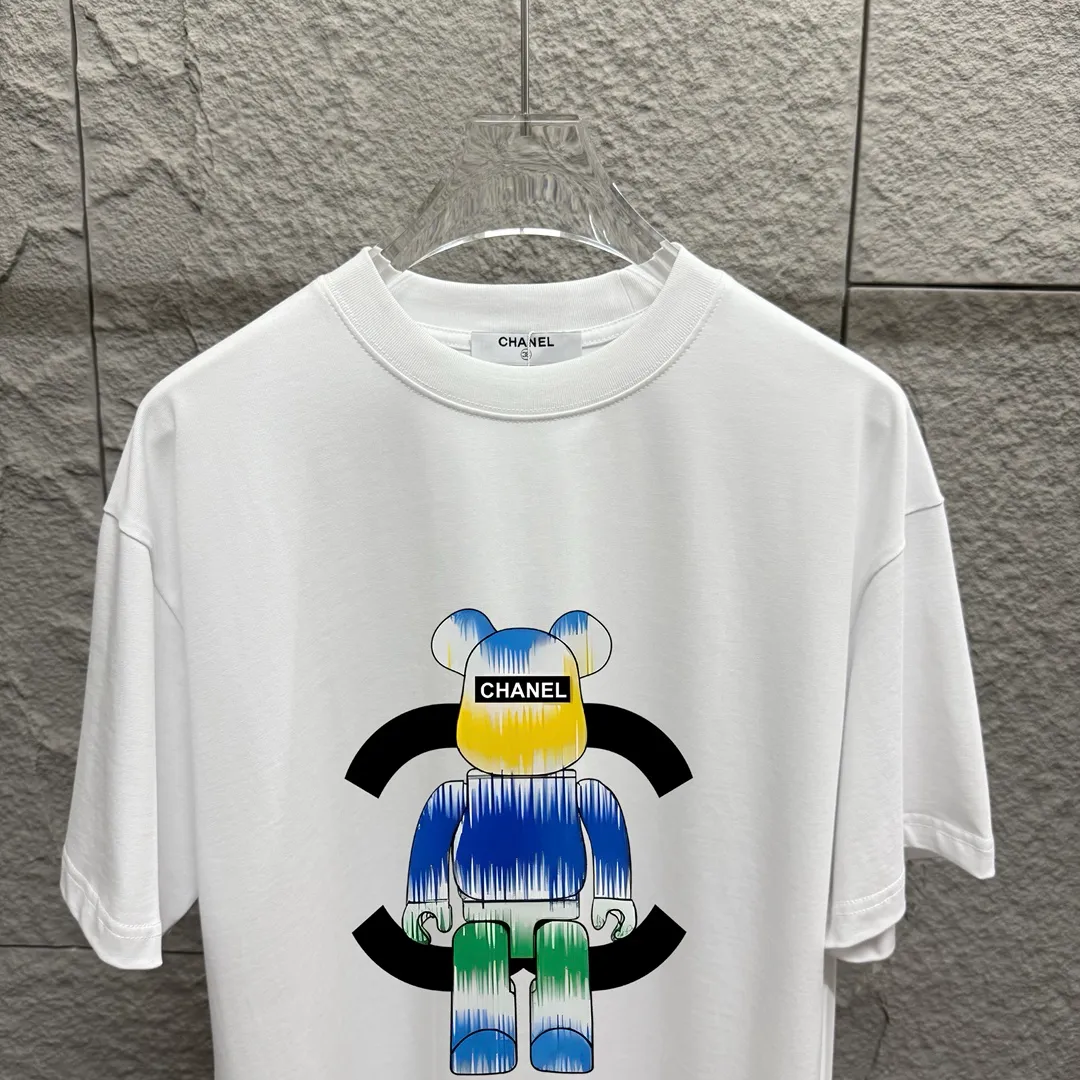 🅿️180 CHANE*Chanel*er 2025 spring and summer new style Classic co-branded doll print Customized double yarn plain cotton fabric Short-sleeved T-shirt Unisex Color: Black White Size: S (90-130 catties) M (120-150 catties) L (140-165 catties) XL (160-180 catties) XXL (180-210 pounds)