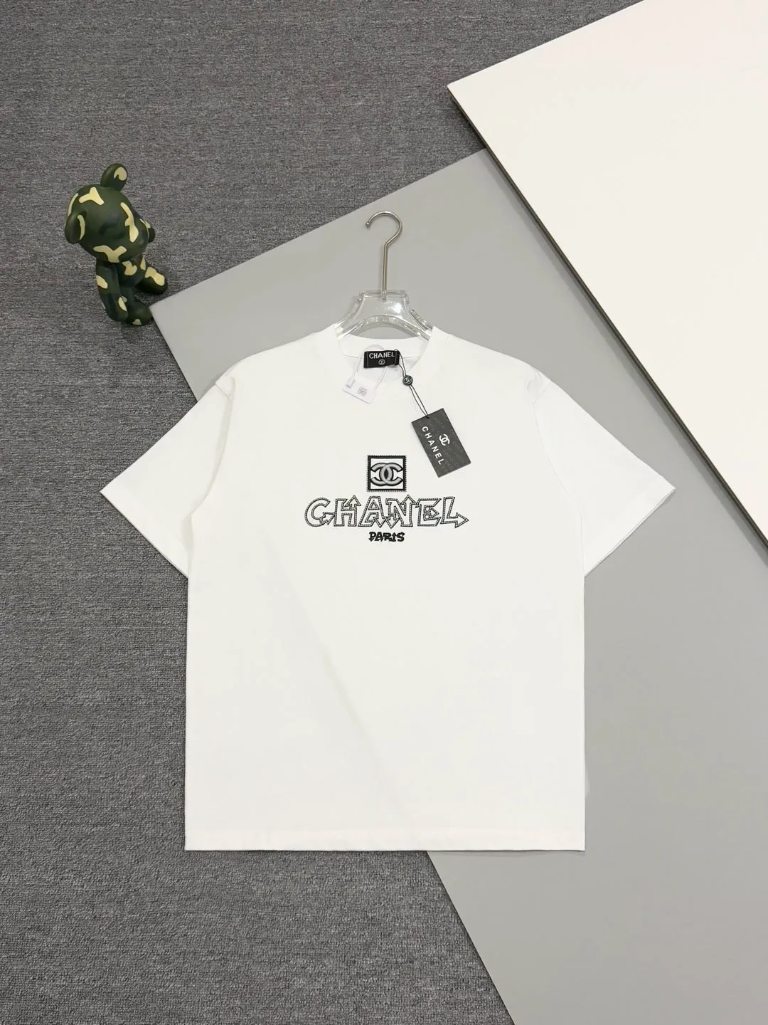 🅿️190 [High Quality] CHANEL 25ss. The Xiaoxiang Logo is made of floating tone embroidery and high-tech embroidery in English to make a round-neck short-sleeved T-shirt with a personalized street design style. The fabric is made of 32 counts of 280g fine cotton double yarn fabric. Original fabric. Official same style. Customized vat-dyed fabric. Very comfortable to touch. Latest brick cabinet synchronization for spring and summer. Fashionable and individual. Super versatile and good-looking. Very suitable for both men and women. Must-have style. Tag. Collar label. Washed wheat. Complete with three labels. Color: black, white. Size: S~XL