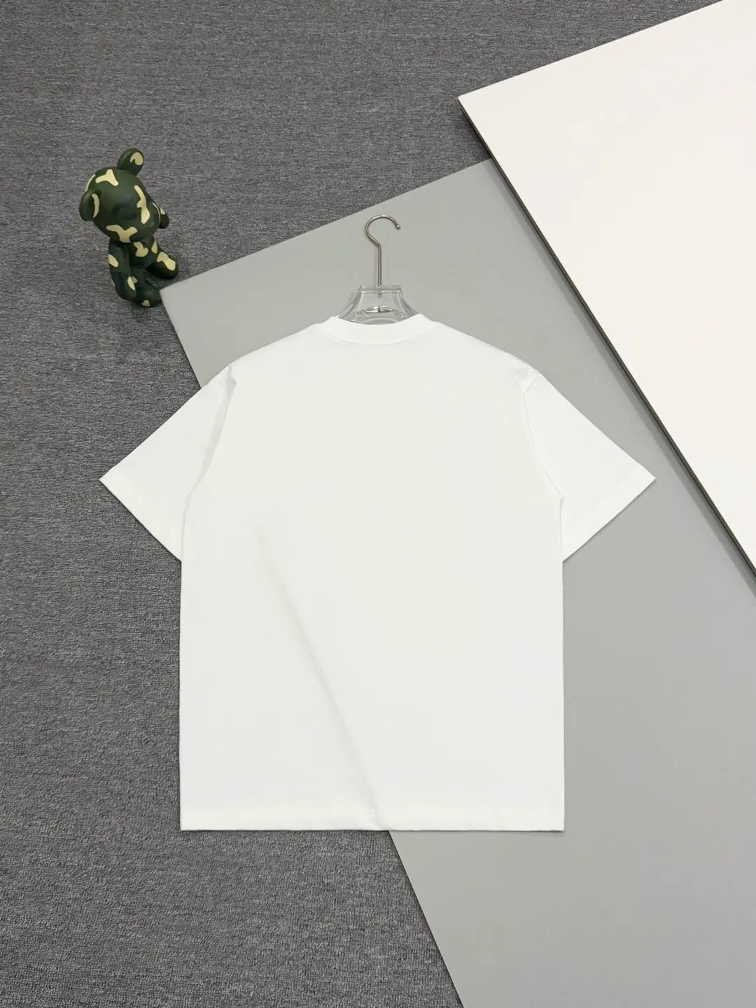 🅿️190 [High Quality] CHANEL 25ss. The Xiaoxiang Logo is made of floating tone embroidery and high-tech embroidery in English to make a round-neck short-sleeved T-shirt with a personalized street design style. The fabric is made of 32 counts of 280g fine cotton double yarn fabric. Original fabric. Official same style. Customized vat-dyed fabric. Very comfortable to touch. Latest brick cabinet synchronization for spring and summer. Fashionable and individual. Super versatile and good-looking. Very suitable for both men and women. Must-have style. Tag. Collar label. Washed wheat. Complete with three labels. Color: black, white. Size: S~XL