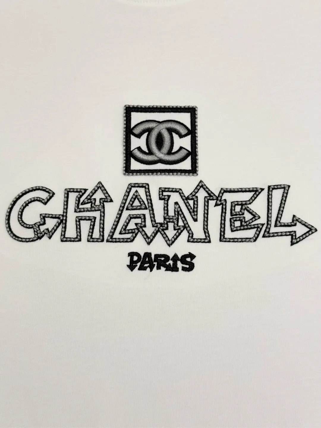 🅿️190 [High Quality] CHANEL 25ss. The Xiaoxiang Logo is made of floating tone embroidery and high-tech embroidery in English to make a round-neck short-sleeved T-shirt with a personalized street design style. The fabric is made of 32 counts of 280g fine cotton double yarn fabric. Original fabric. Official same style. Customized vat-dyed fabric. Very comfortable to touch. Latest brick cabinet synchronization for spring and summer. Fashionable and individual. Super versatile and good-looking. Very suitable for both men and women. Must-have style. Tag. Collar label. Washed wheat. Complete with three labels. Color: black, white. Size: S~XL