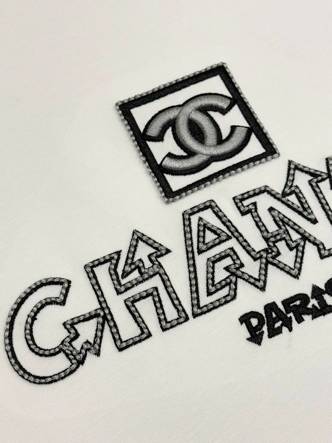 🅿️190 [High Quality] CHANEL 25ss. The Xiaoxiang Logo is made of floating tone embroidery and high-tech embroidery in English to make a round-neck short-sleeved T-shirt with a personalized street design style. The fabric is made of 32 counts of 280g fine cotton double yarn fabric. Original fabric. Official same style. Customized vat-dyed fabric. Very comfortable to touch. Latest brick cabinet synchronization for spring and summer. Fashionable and individual. Super versatile and good-looking. Very suitable for both men and women. Must-have style. Tag. Collar label. Washed wheat. Complete with three labels. Color: black, white. Size: S~XL