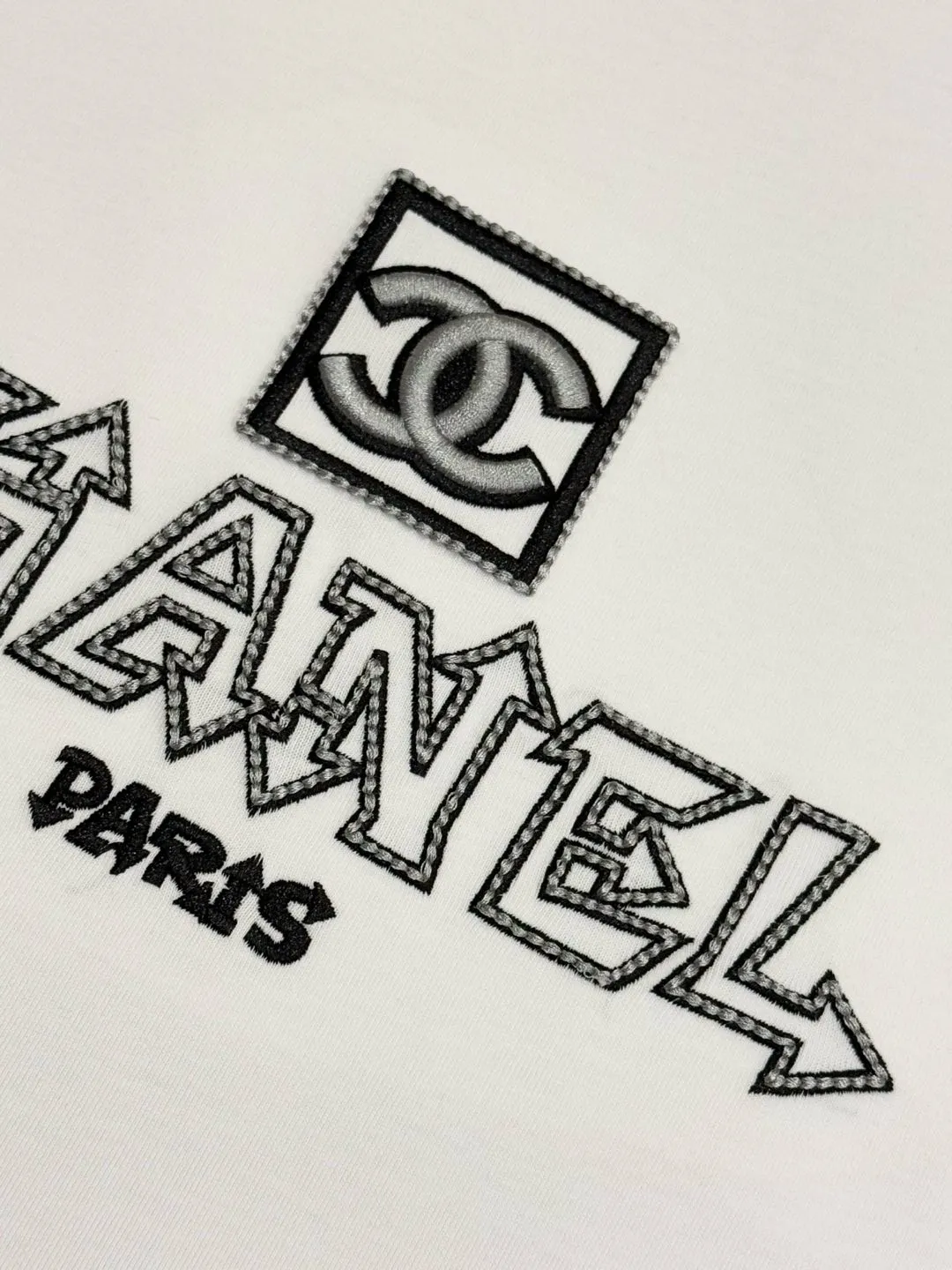 🅿️190 [High Quality] CHANEL 25ss. The Xiaoxiang Logo is made of floating tone embroidery and high-tech embroidery in English to make a round-neck short-sleeved T-shirt with a personalized street design style. The fabric is made of 32 counts of 280g fine cotton double yarn fabric. Original fabric. Official same style. Customized vat-dyed fabric. Very comfortable to touch. Latest brick cabinet synchronization for spring and summer. Fashionable and individual. Super versatile and good-looking. Very suitable for both men and women. Must-have style. Tag. Collar label. Washed wheat. Complete with three labels. Color: black, white. Size: S~XL