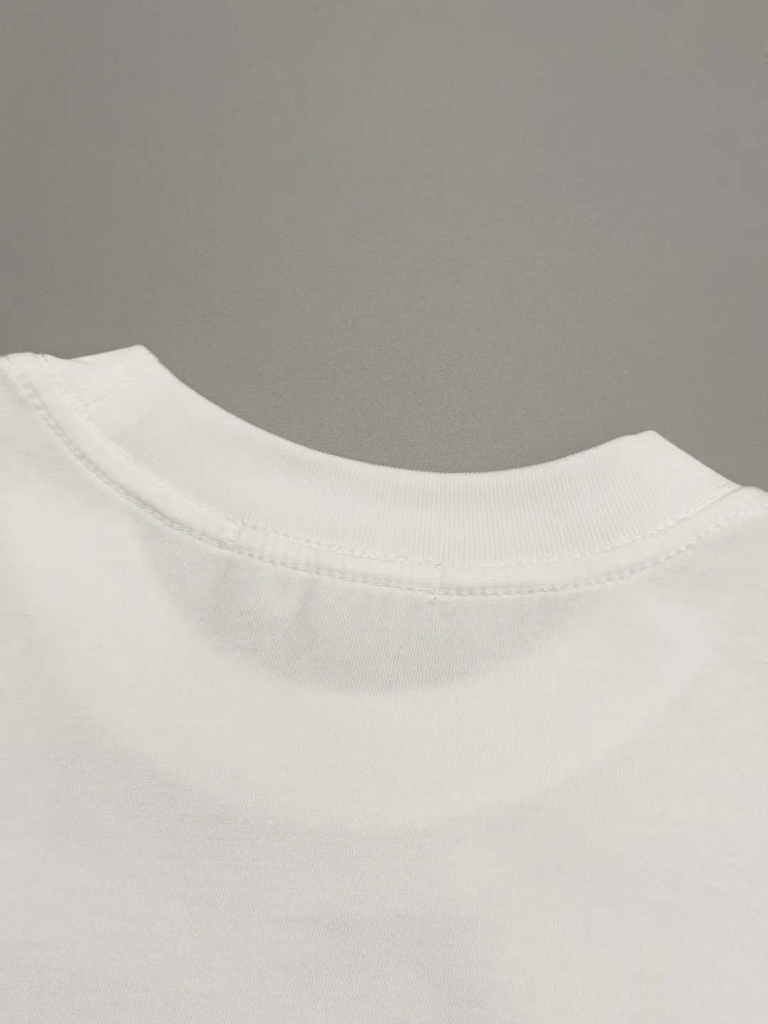 🅿️190 [High Quality] CHANEL 25ss. The Xiaoxiang Logo is made of floating tone embroidery and high-tech embroidery in English to make a round-neck short-sleeved T-shirt with a personalized street design style. The fabric is made of 32 counts of 280g fine cotton double yarn fabric. Original fabric. Official same style. Customized vat-dyed fabric. Very comfortable to touch. Latest brick cabinet synchronization for spring and summer. Fashionable and individual. Super versatile and good-looking. Very suitable for both men and women. Must-have style. Tag. Collar label. Washed wheat. Complete with three labels. Color: black, white. Size: S~XL