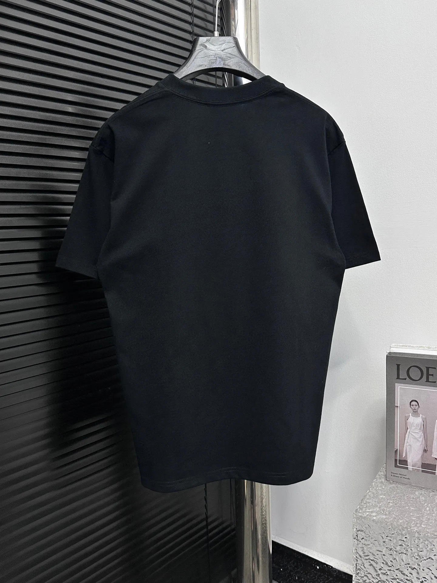 🅿️170 [CHane] Chanel 25ss logo couple style short-sleeved T-shirt. The fabric is 260g double sand pure cotton. It feels very comfortable, fashionable and personalized. It is a super versatile and good-looking T-shirt. It is very suitable for both men and women. It is a must-have. Packaging, tag, collar label, washed wheat, complete👍 Color: black, white Size: XS-L