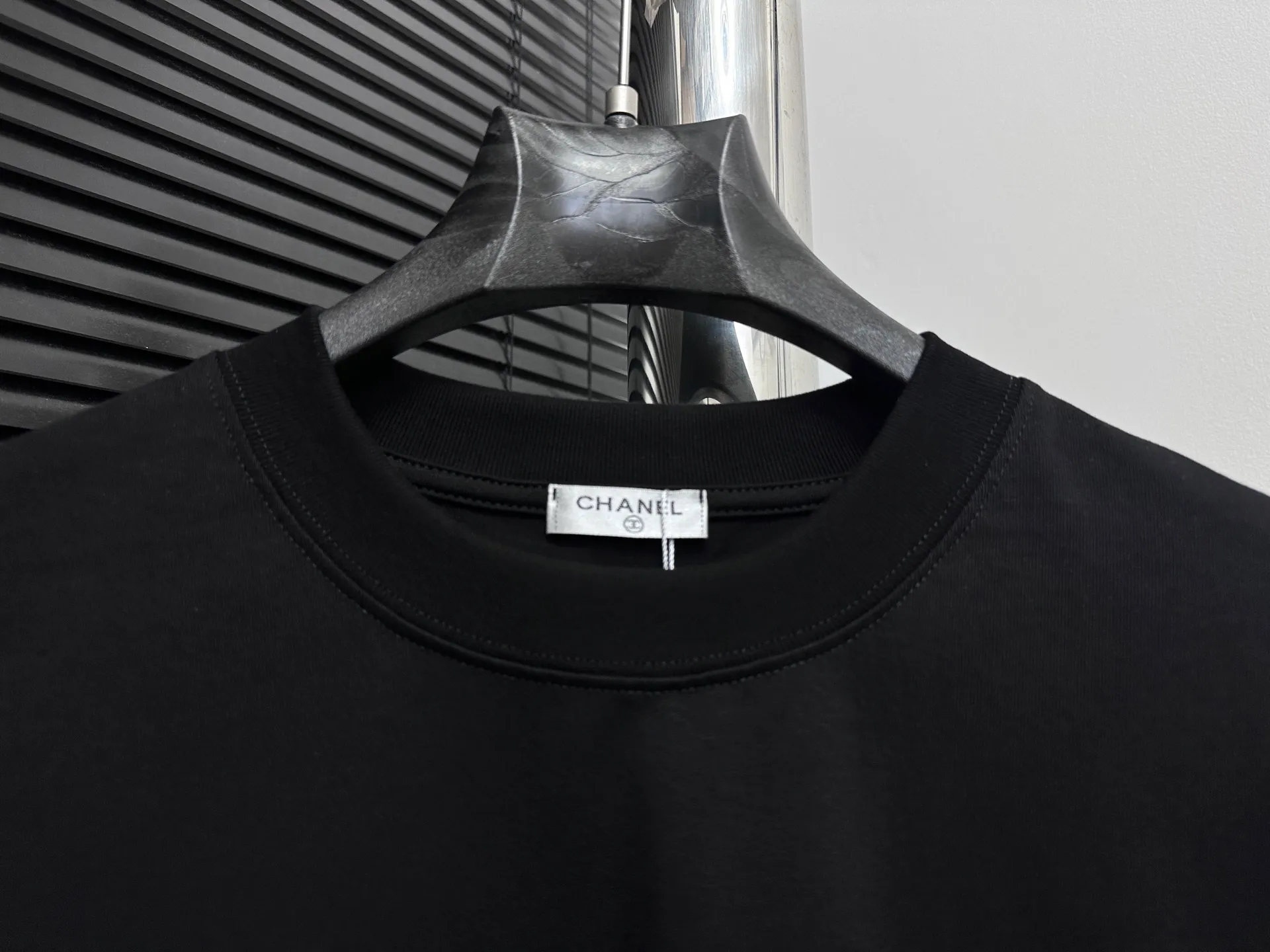 🅿️170 [CHane] Chanel 25ss logo couple style short-sleeved T-shirt. The fabric is 260g double sand pure cotton. It feels very comfortable, fashionable and personalized. It is a super versatile and good-looking T-shirt. It is very suitable for both men and women. It is a must-have. Packaging, tag, collar label, washed wheat, complete👍 Color: black, white Size: XS-L