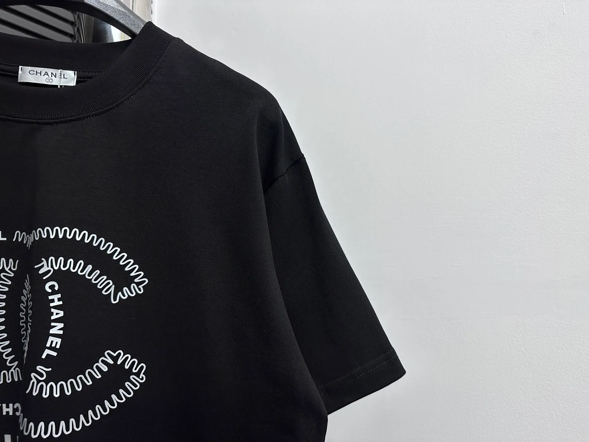 🅿️170 [CHane] Chanel 25ss logo couple style short-sleeved T-shirt. The fabric is 260g double sand pure cotton. It feels very comfortable, fashionable and personalized. It is a super versatile and good-looking T-shirt. It is very suitable for both men and women. It is a must-have. Packaging, tag, collar label, washed wheat, complete👍 Color: black, white Size: XS-L