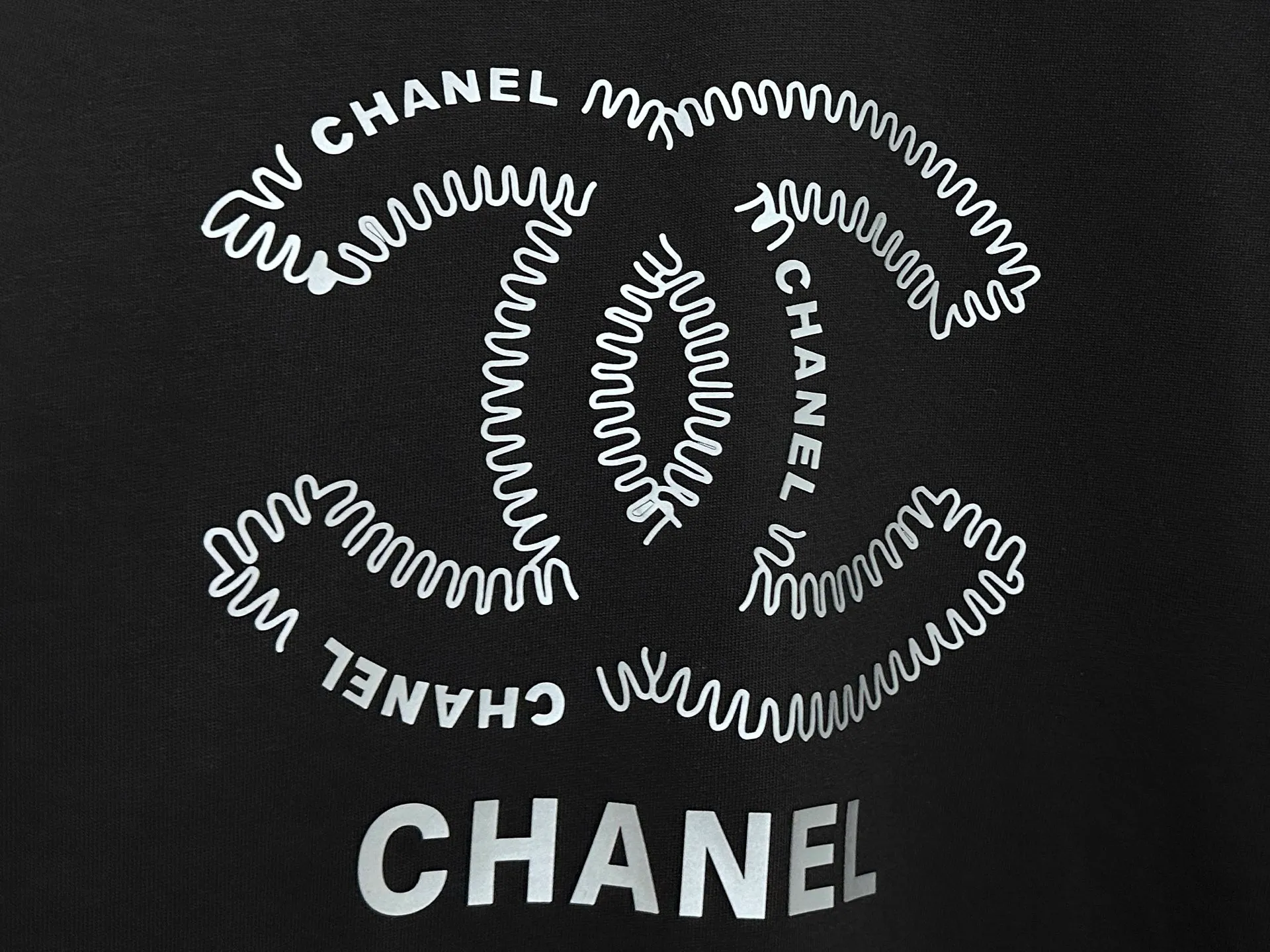 🅿️170 [CHane] Chanel 25ss logo couple style short-sleeved T-shirt. The fabric is 260g double sand pure cotton. It feels very comfortable, fashionable and personalized. It is a super versatile and good-looking T-shirt. It is very suitable for both men and women. It is a must-have. Packaging, tag, collar label, washed wheat, complete👍 Color: black, white Size: XS-L