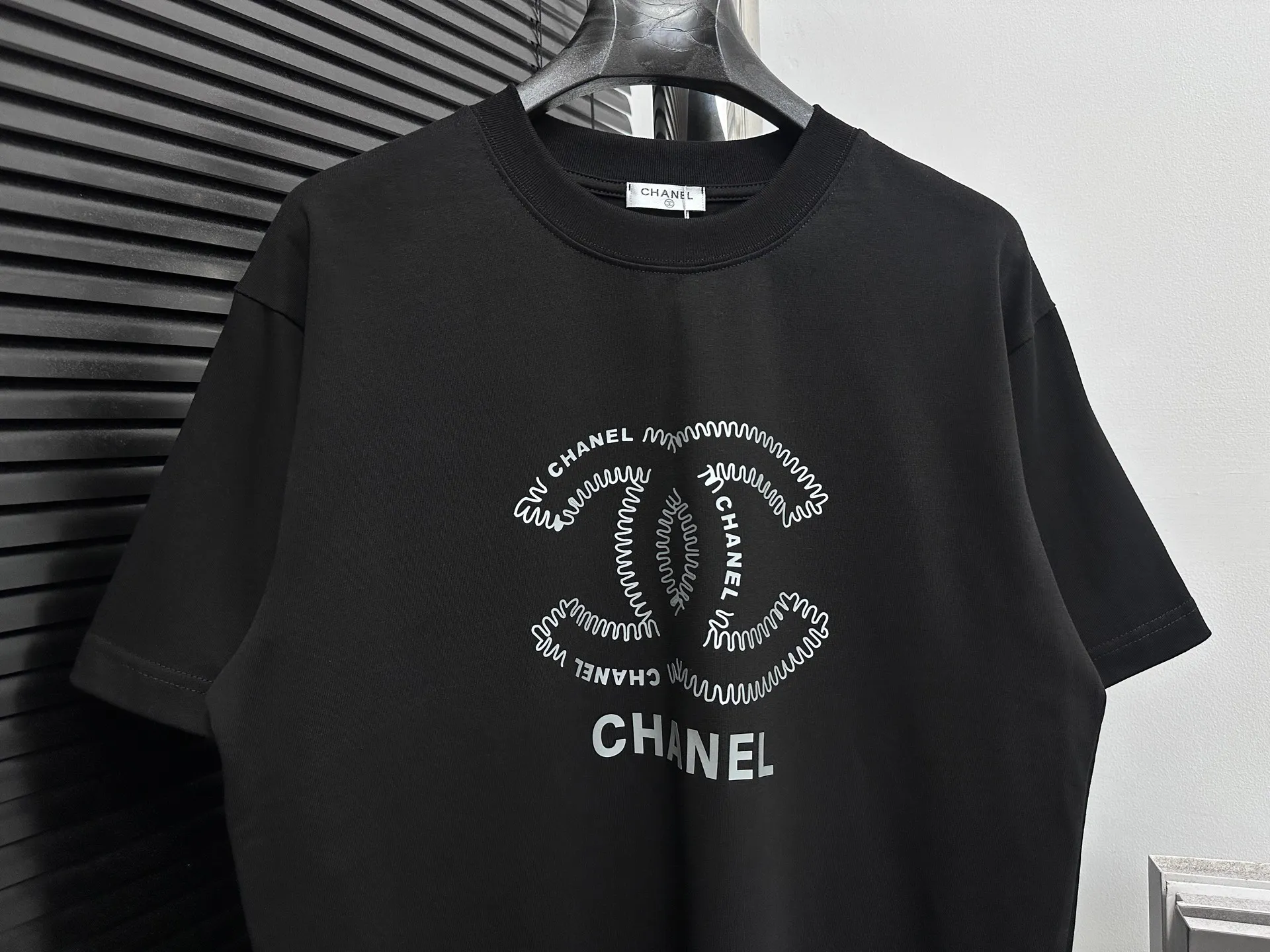 🅿️170 [CHane] Chanel 25ss logo couple style short-sleeved T-shirt. The fabric is 260g double sand pure cotton. It feels very comfortable, fashionable and personalized. It is a super versatile and good-looking T-shirt. It is very suitable for both men and women. It is a must-have. Packaging, tag, collar label, washed wheat, complete👍 Color: black, white Size: XS-L