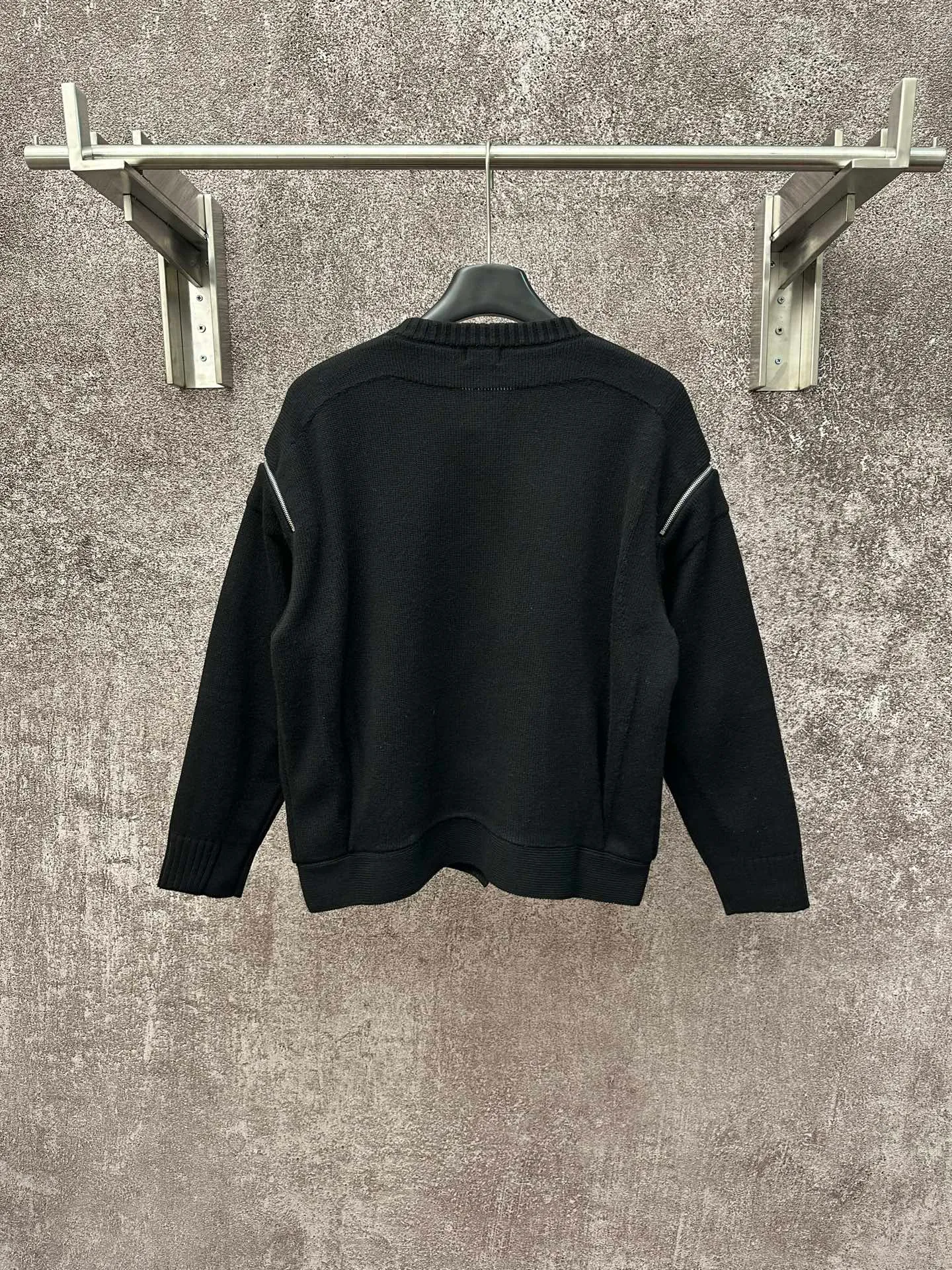 🅿️570 Chanel/Chanel 25ss new zipper sleeve cardigan with shoulder zipper design and classic round ribbed neckline. The fabric is 98% cashmere, 1% polyamide fiber, 1% spandex, soft and comfortable, and knitted tightly and evenly. Loose fit, pocket design on both sides, embellished with metal buttons, simple and elegant. Suitable for spring and autumn, it goes well with skirts or trousers.  Size: S M L XL