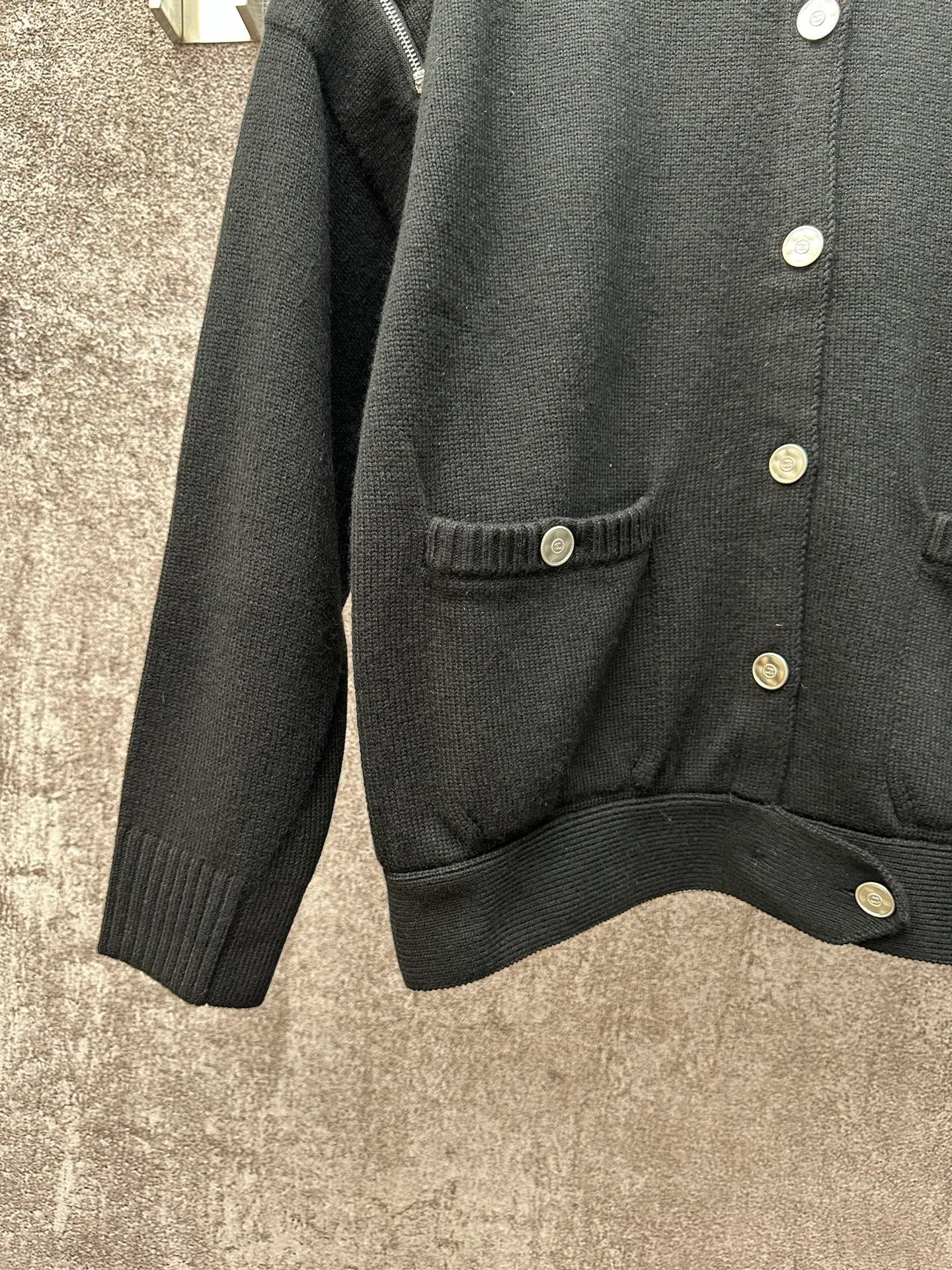 🅿️570 Chanel/Chanel 25ss new zipper sleeve cardigan with shoulder zipper design and classic round ribbed neckline. The fabric is 98% cashmere, 1% polyamide fiber, 1% spandex, soft and comfortable, and knitted tightly and evenly. Loose fit, pocket design on both sides, embellished with metal buttons, simple and elegant. Suitable for spring and autumn, it goes well with skirts or trousers.  Size: S M L XL