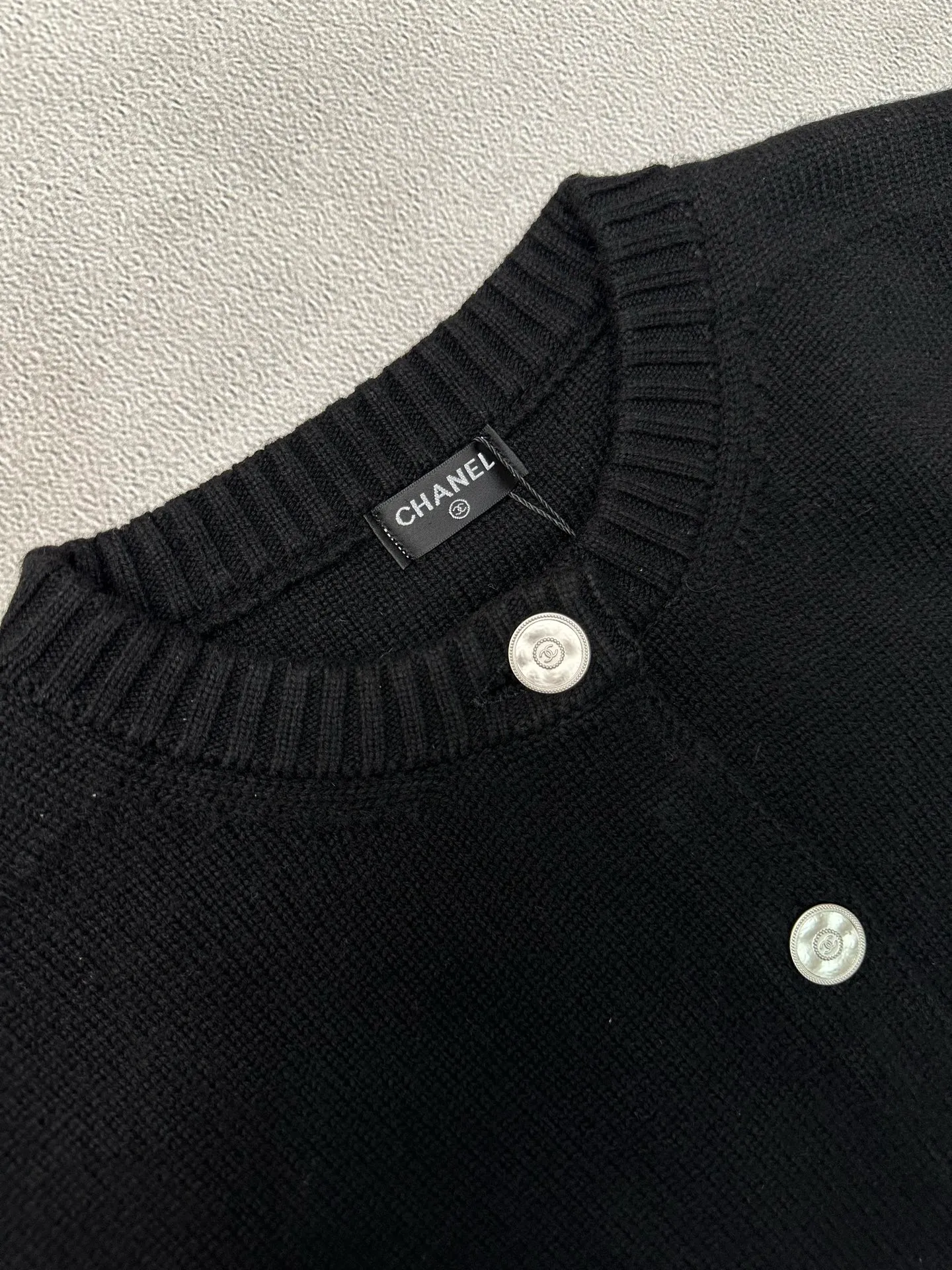 🅿️570 Chanel/Chanel 25ss new zipper sleeve cardigan with shoulder zipper design and classic round ribbed neckline. The fabric is 98% cashmere, 1% polyamide fiber, 1% spandex, soft and comfortable, and knitted tightly and evenly. Loose fit, pocket design on both sides, embellished with metal buttons, simple and elegant. Suitable for spring and autumn, it goes well with skirts or trousers.  Size: S M L XL