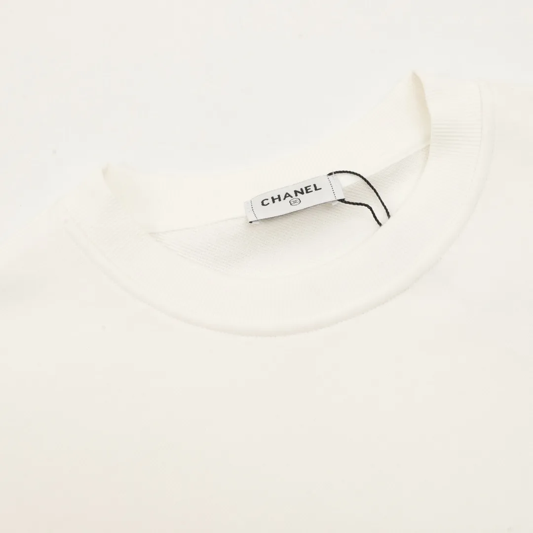 🅿️500 CHANEL 25FW embroidered small label round neck sweatshirt, 480g high-grade combed cotton fabric, counter collar label, purchasing grade white thick plate hang tag, original hanging grain, three-dimensional foam printing on the front and back, strong layering, same style for men and women, couple style, oversize version, loose size: S-XL
