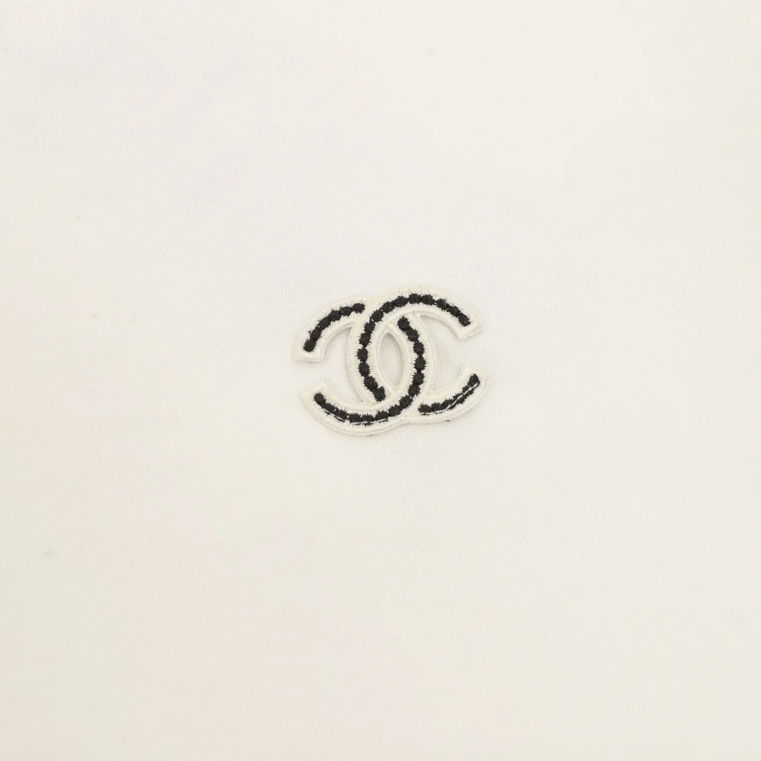 🅿️500 CHANEL 25FW embroidered small label round neck sweatshirt, 480g high-grade combed cotton fabric, counter collar label, purchasing grade white thick plate hang tag, original hanging grain, three-dimensional foam printing on the front and back, strong layering, same style for men and women, couple style, oversize version, loose size: S-XL