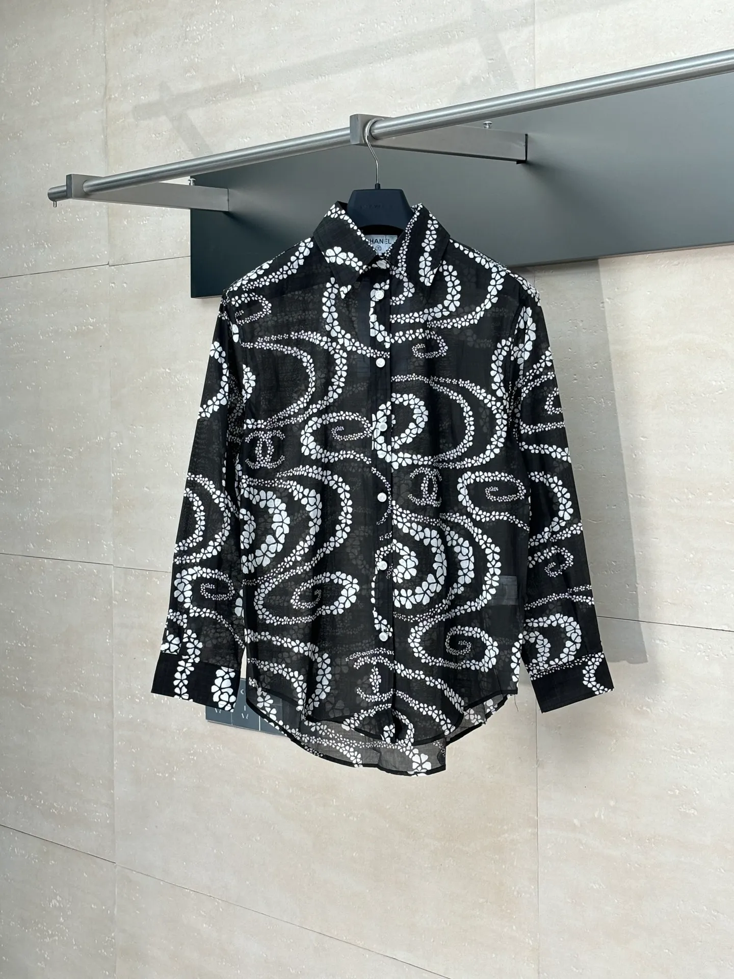 🅿️520 Chane*/Chanel Xiaoxiang 25coco beach resort series lapel shirt. Imported pure cotton fabric, textured and shiny, nourishing and breathable. Lapel long-sleeved shirt, straight waist and loose fit. Tolerant of the body, adding free and easy handsomeness. The whole body is active and full of irregular camellia patterns. Double C logo is interspersed to highlight the brand style. Complex visual effects create a romantic and aesthetic style. Size:: 36/38/40