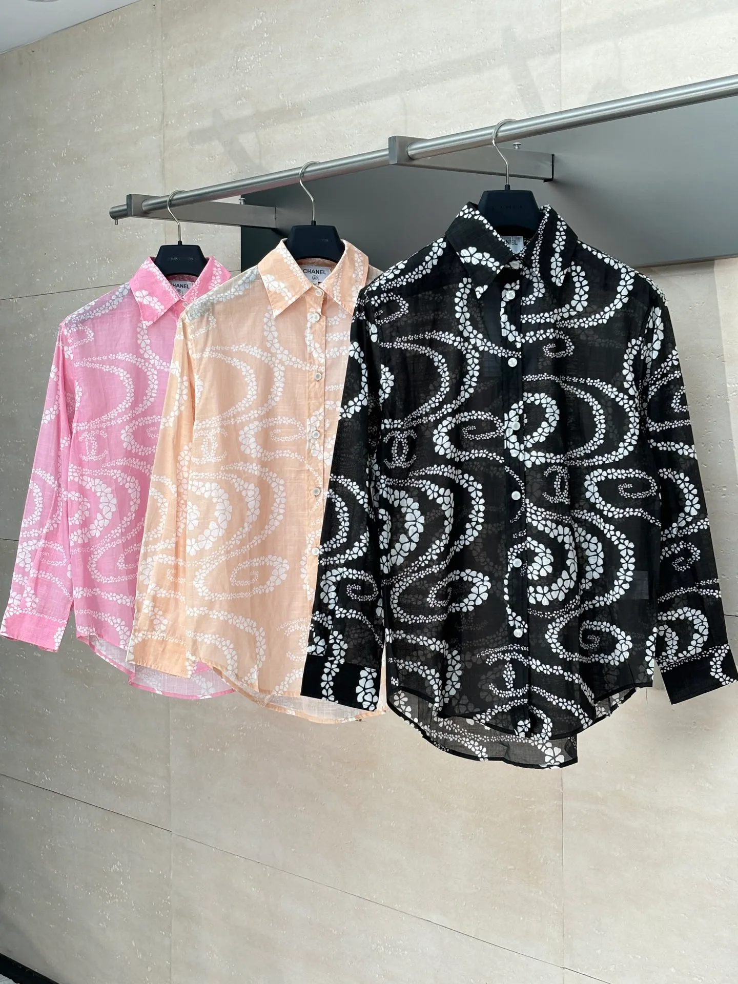 🅿️520 Chane*/Chanel Xiaoxiang 25coco beach resort series lapel shirt. Imported pure cotton fabric, textured and shiny, nourishing and breathable. Lapel long-sleeved shirt, straight waist and loose fit. Tolerant of the body, adding free and easy handsomeness. The whole body is active and full of irregular camellia patterns. Double C logo is interspersed to highlight the brand style. Complex visual effects create a romantic and aesthetic style. Size:: 36/38/40
