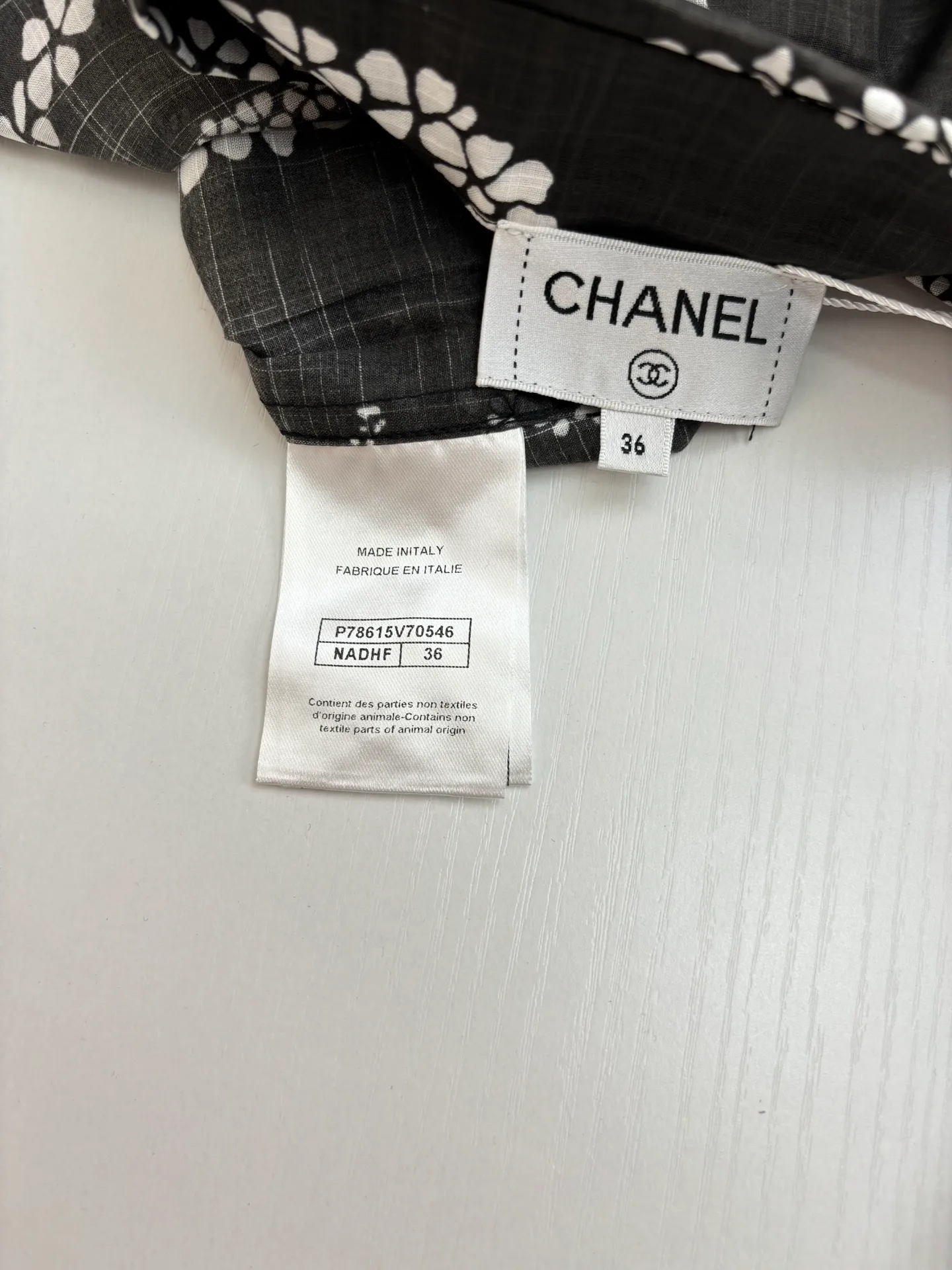 🅿️520 Chane*/Chanel Xiaoxiang 25coco beach resort series lapel shirt. Imported pure cotton fabric, textured and shiny, nourishing and breathable. Lapel long-sleeved shirt, straight waist and loose fit. Tolerant of the body, adding free and easy handsomeness. The whole body is active and full of irregular camellia patterns. Double C logo is interspersed to highlight the brand style. Complex visual effects create a romantic and aesthetic style. Size:: 36/38/40