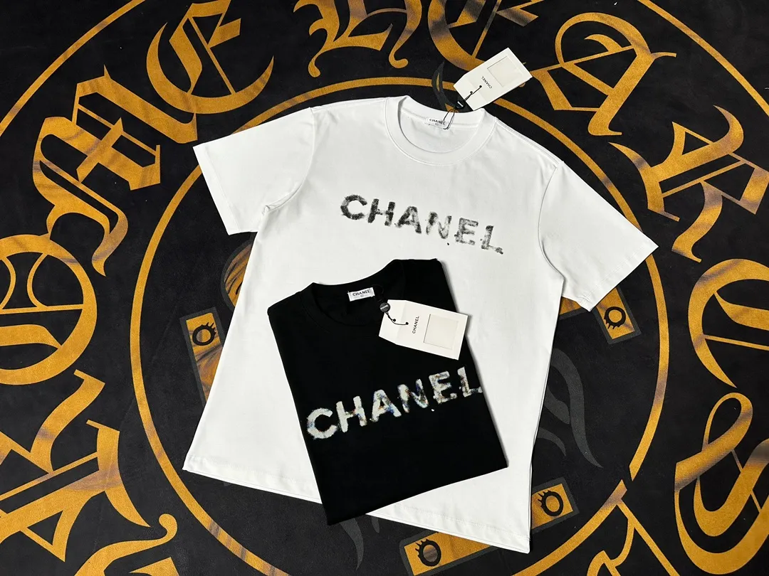 🅿️200 CHANEL LOGO is exquisitely upgraded, inspired by the retro of the 1980s. Original fabric. Official same style. Short-sleeved T-shirt. Customized fabric. Fabric dyed in the same vat. Very comfortable to the touch. Latest brick cabinet synchronization for spring and summer. Fashionable and personalized. Super versatile. Loose fit is very suitable for both men and women. A must-have for everyone. Hang tag. Collar label. Washed wheat. Complete with three labels. Color: black white.