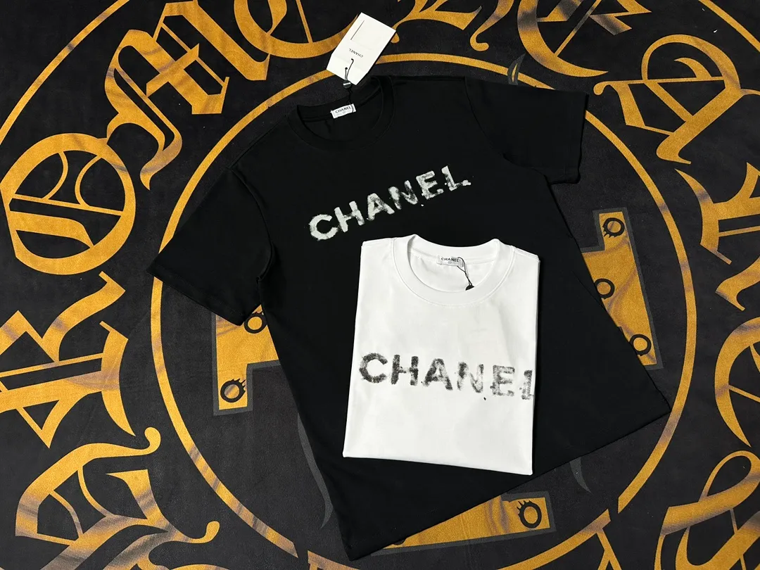 🅿️200 CHANEL LOGO is exquisitely upgraded, inspired by the retro of the 1980s. Original fabric. Official same style. Short-sleeved T-shirt. Customized fabric. Fabric dyed in the same vat. Very comfortable to the touch. Latest brick cabinet synchronization for spring and summer. Fashionable and personalized. Super versatile. Loose fit is very suitable for both men and women. A must-have for everyone. Hang tag. Collar label. Washed wheat. Complete with three labels. Color: black white.