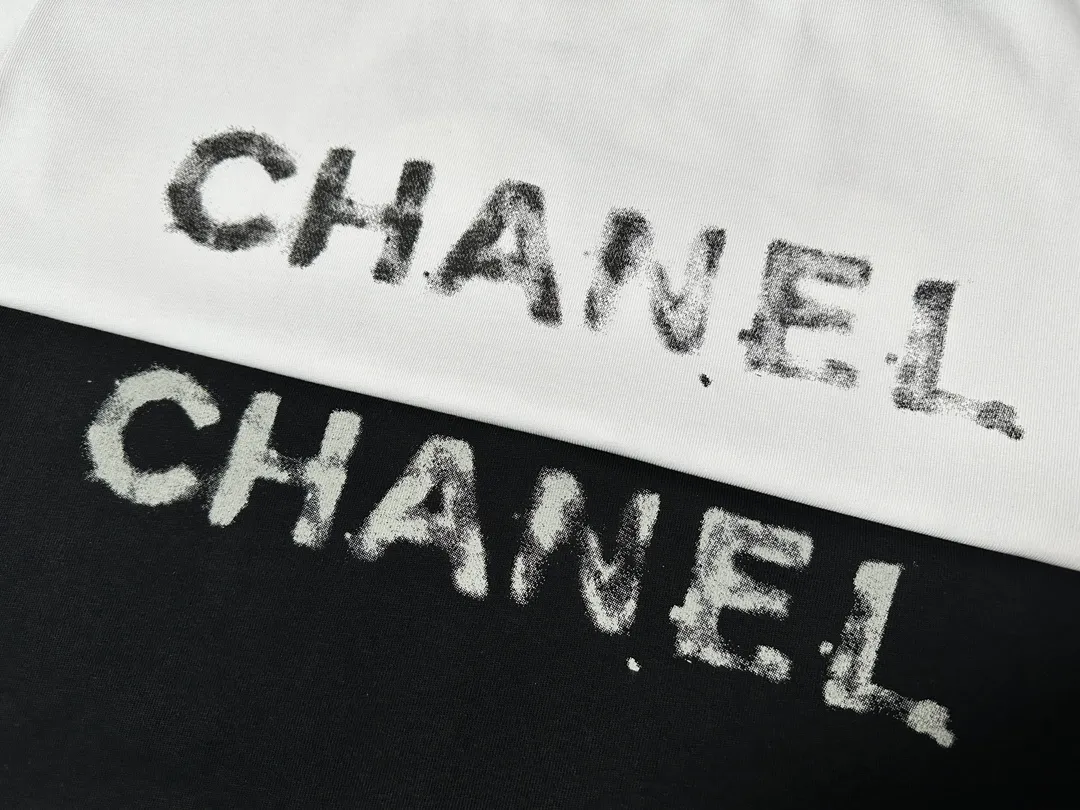🅿️200 CHANEL LOGO is exquisitely upgraded, inspired by the retro of the 1980s. Original fabric. Official same style. Short-sleeved T-shirt. Customized fabric. Fabric dyed in the same vat. Very comfortable to the touch. Latest brick cabinet synchronization for spring and summer. Fashionable and personalized. Super versatile. Loose fit is very suitable for both men and women. A must-have for everyone. Hang tag. Collar label. Washed wheat. Complete with three labels. Color: black white.