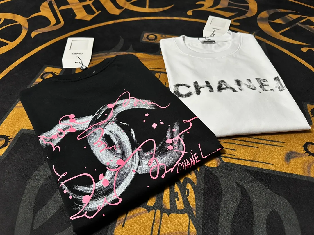 🅿️200 CHANEL LOGO is exquisitely upgraded, inspired by the retro of the 1980s. Original fabric. Official same style. Short-sleeved T-shirt. Customized fabric. Fabric dyed in the same vat. Very comfortable to the touch. Latest brick cabinet synchronization for spring and summer. Fashionable and personalized. Super versatile. Loose fit is very suitable for both men and women. A must-have for everyone. Hang tag. Collar label. Washed wheat. Complete with three labels. Color: black white.