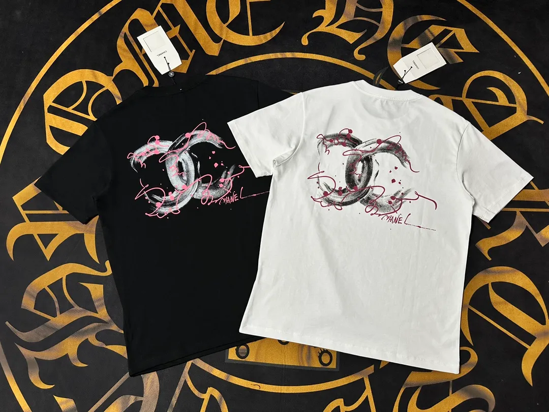 🅿️200 CHANEL LOGO is exquisitely upgraded, inspired by the retro of the 1980s. Original fabric. Official same style. Short-sleeved T-shirt. Customized fabric. Fabric dyed in the same vat. Very comfortable to the touch. Latest brick cabinet synchronization for spring and summer. Fashionable and personalized. Super versatile. Loose fit is very suitable for both men and women. A must-have for everyone. Hang tag. Collar label. Washed wheat. Complete with three labels. Color: black white.