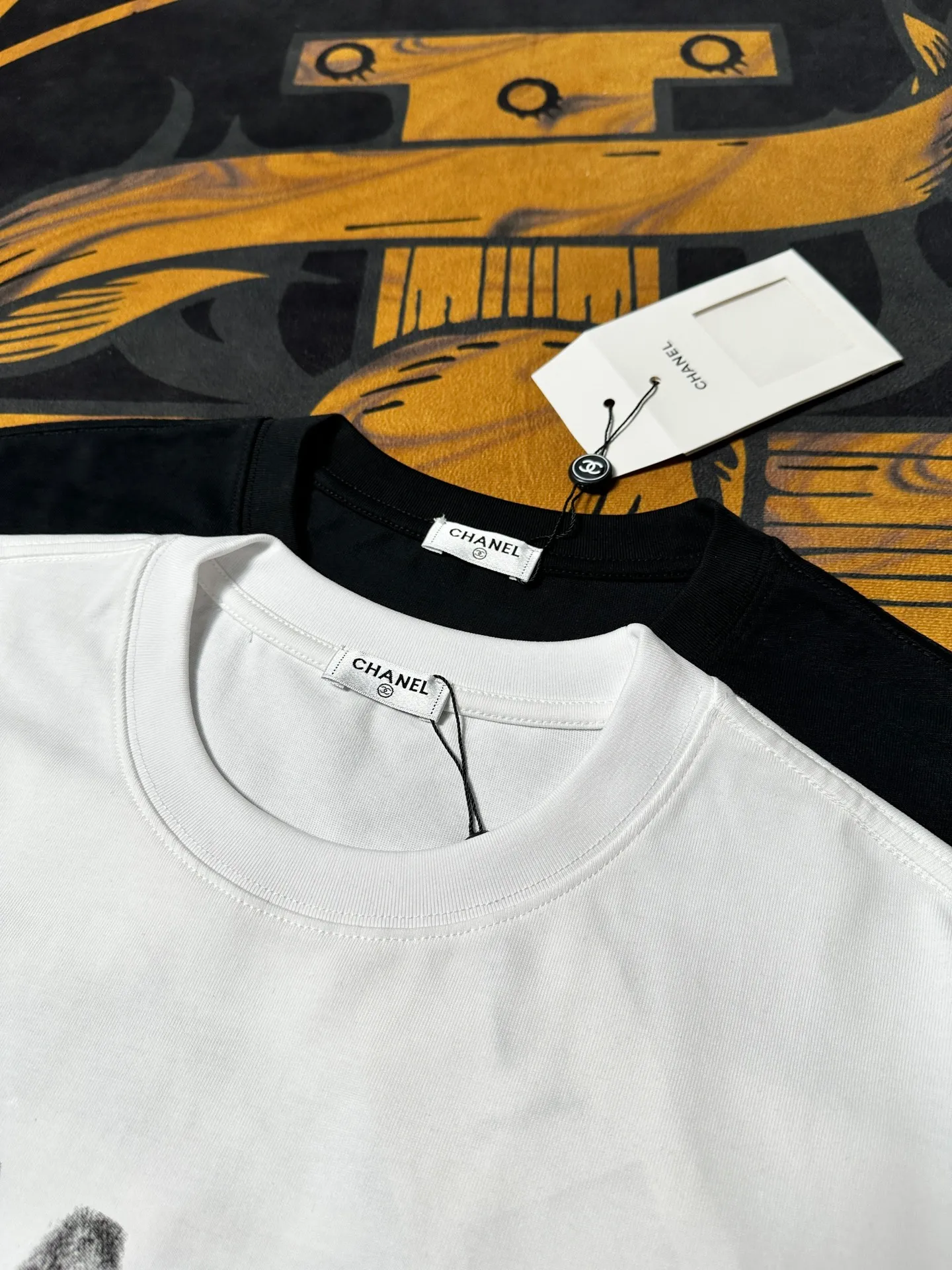 🅿️200 CHANEL LOGO is exquisitely upgraded, inspired by the retro of the 1980s. Original fabric. Official same style. Short-sleeved T-shirt. Customized fabric. Fabric dyed in the same vat. Very comfortable to the touch. Latest brick cabinet synchronization for spring and summer. Fashionable and personalized. Super versatile. Loose fit is very suitable for both men and women. A must-have for everyone. Hang tag. Collar label. Washed wheat. Complete with three labels. Color: black white.