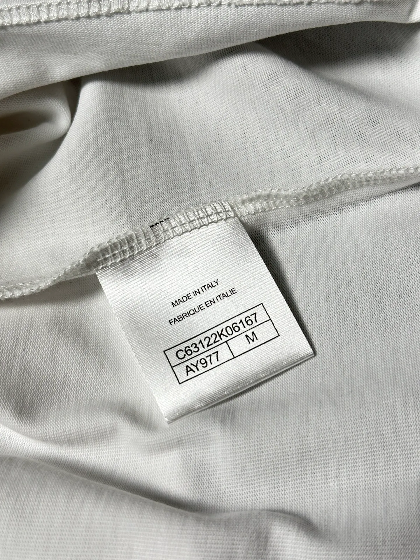 🅿️200 CHANEL LOGO is exquisitely upgraded, inspired by the retro of the 1980s. Original fabric. Official same style. Short-sleeved T-shirt. Customized fabric. Fabric dyed in the same vat. Very comfortable to the touch. Latest brick cabinet synchronization for spring and summer. Fashionable and personalized. Super versatile. Loose fit is very suitable for both men and women. A must-have for everyone. Hang tag. Collar label. Washed wheat. Complete with three labels. Color: black white.