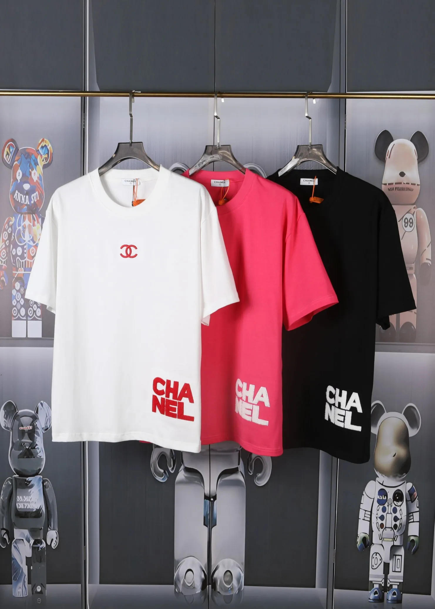 🅿️190 CHANEL Chanel towel embroidered short sleeves. High-end Lg embroidery on the front. English letters are embroidered with high-quality toothbrushes to present a clean and general appearance. The fabric is custom dyed. Comfortable and soft. Complete with three labels, full of practicality and high-end. Same style for men and women. It is a practical item that is necessary for daily use. Color Black White Plum Red Size: S M L XL (Style No. E503)